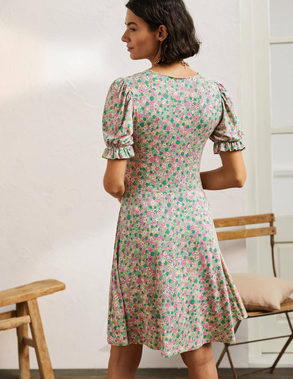 Jerseykleid mit V-Ausschnitt-Schottengrün, Gruppierte Blumen - Image 3