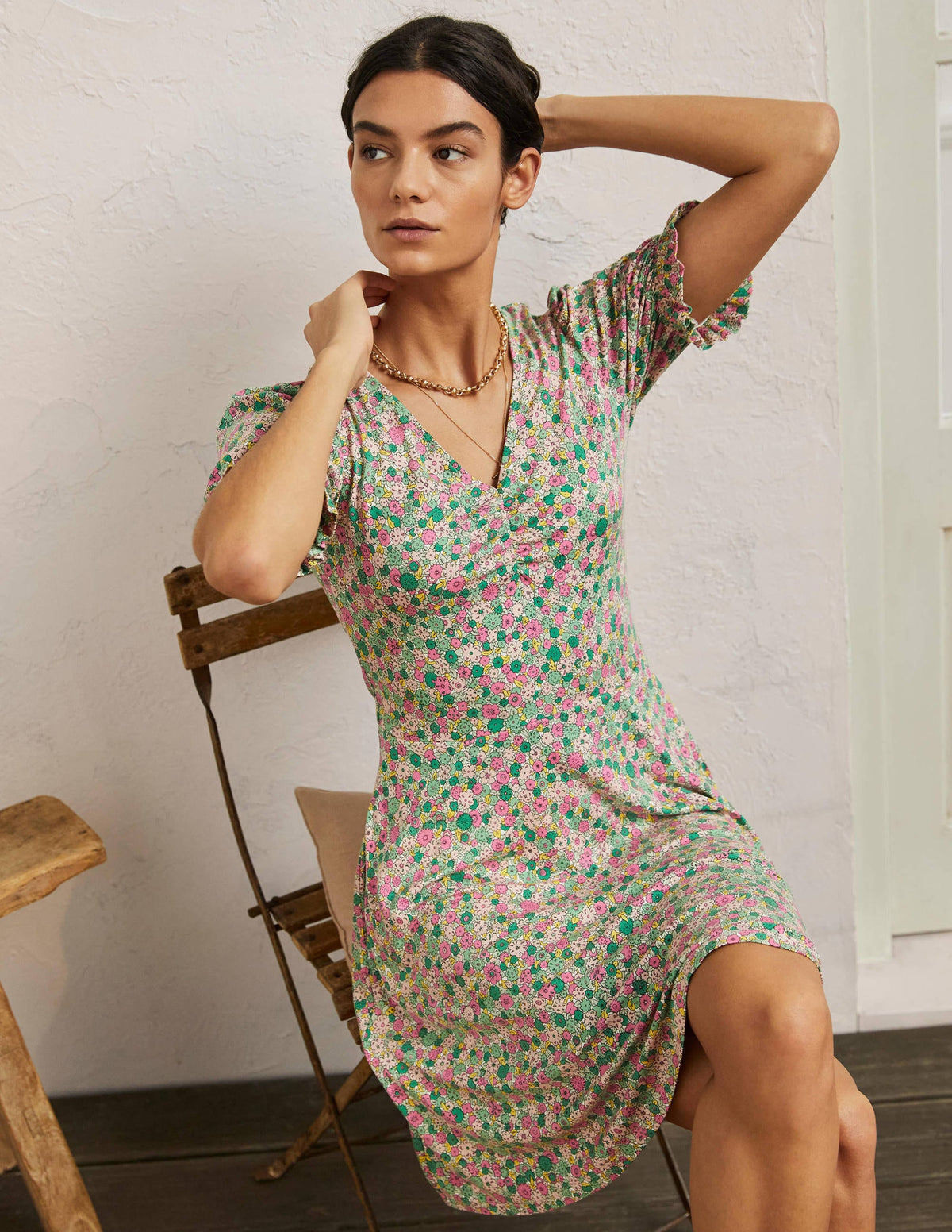 Jerseykleid mit V-Ausschnitt-Schottengrün, Gruppierte Blumen-4