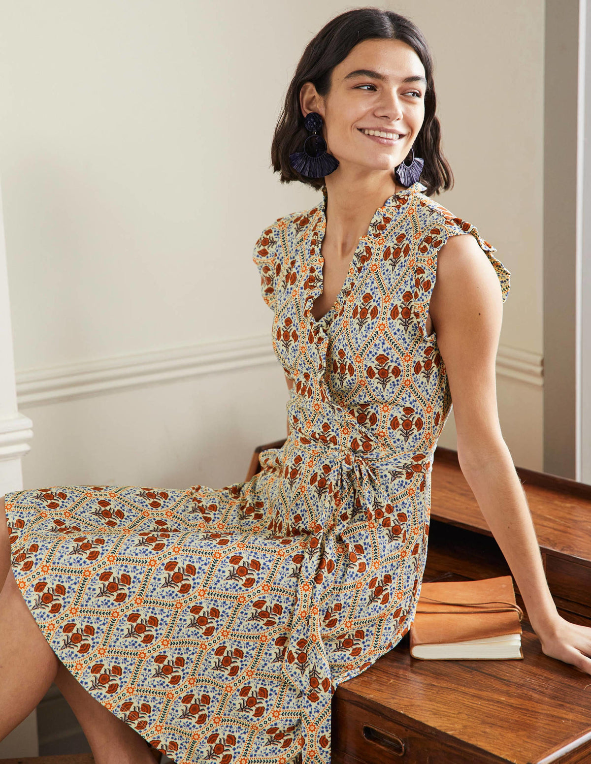 Jerseykleid mit fixierter Wickeloptik und Rüschen-Naturweiß, Mohnblumen-1