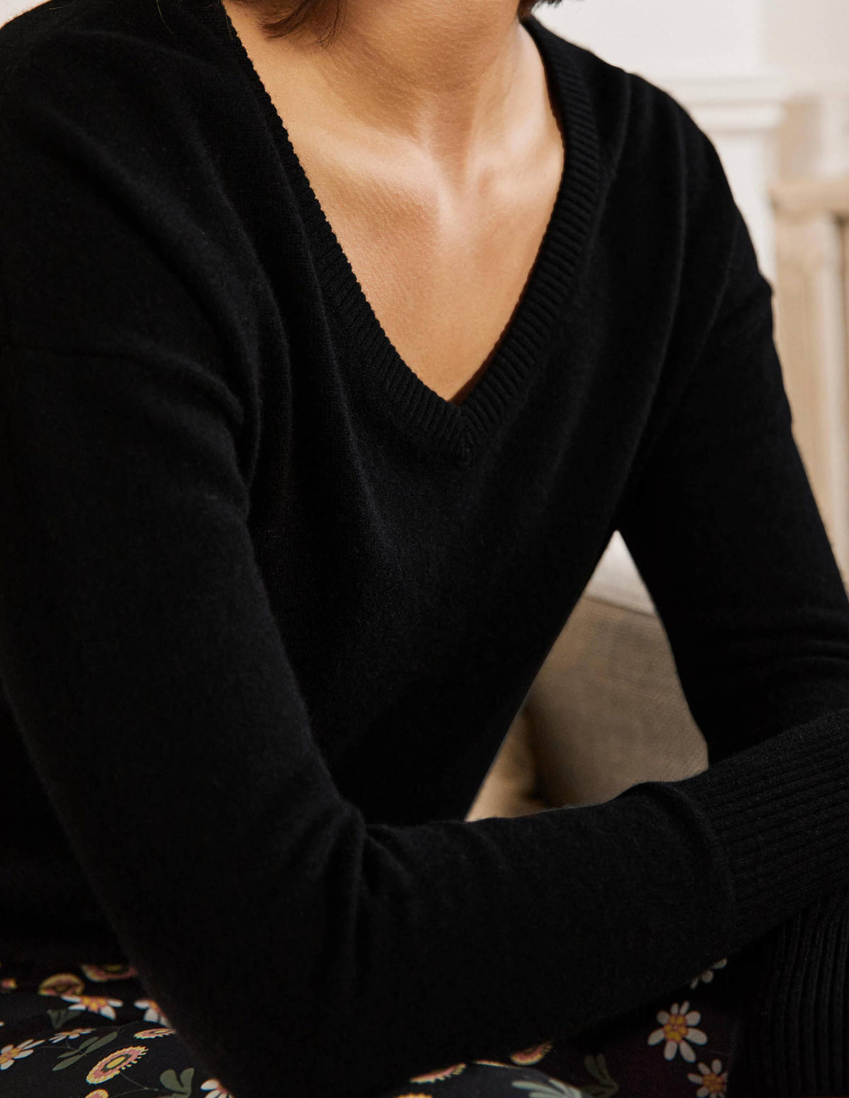 Lässiger Kaschmirpullover mit V-Ausschnitt-Schwarz - Image 2