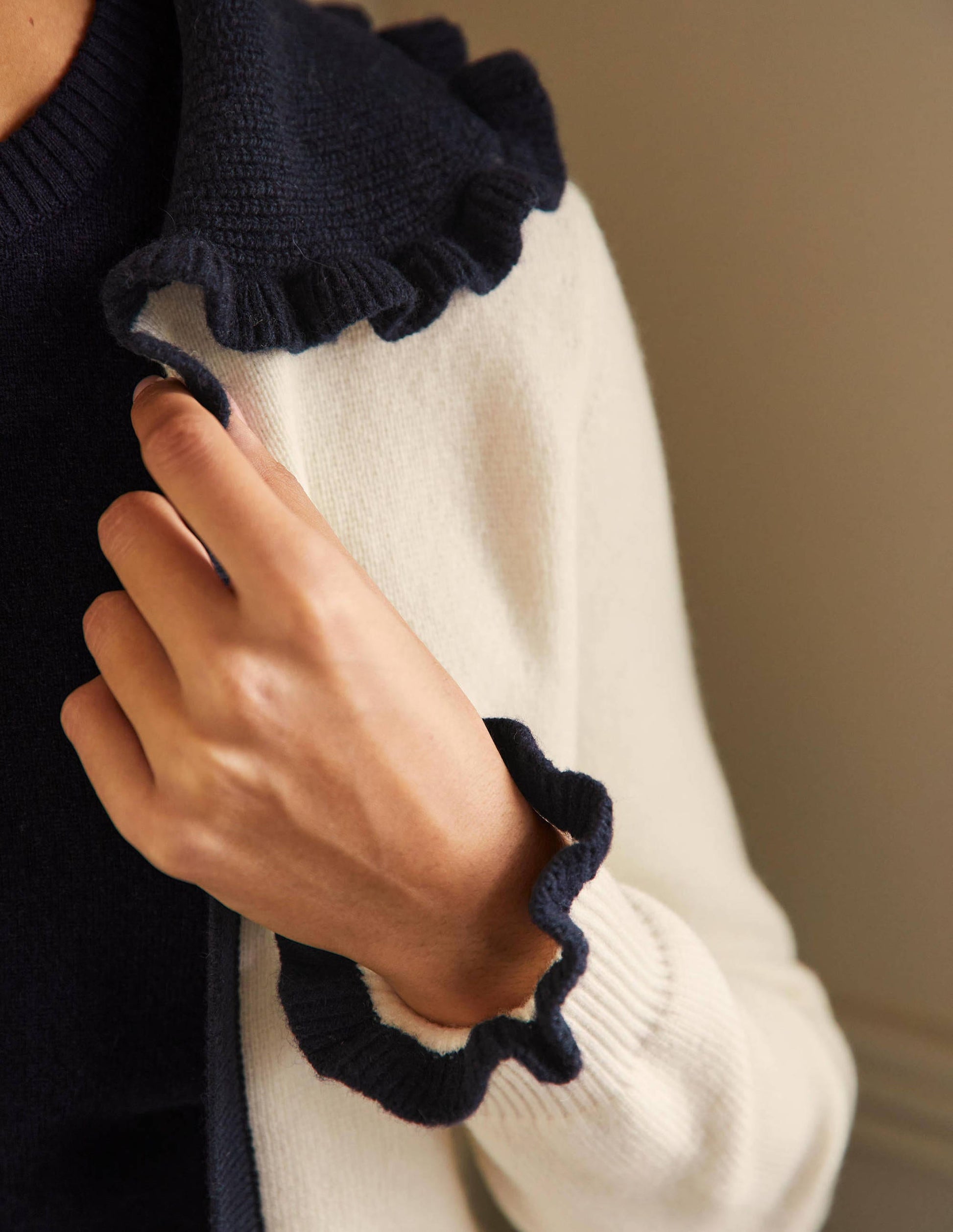 Cardigan mit Rüschenkragen-Naturweiß/Navy-2