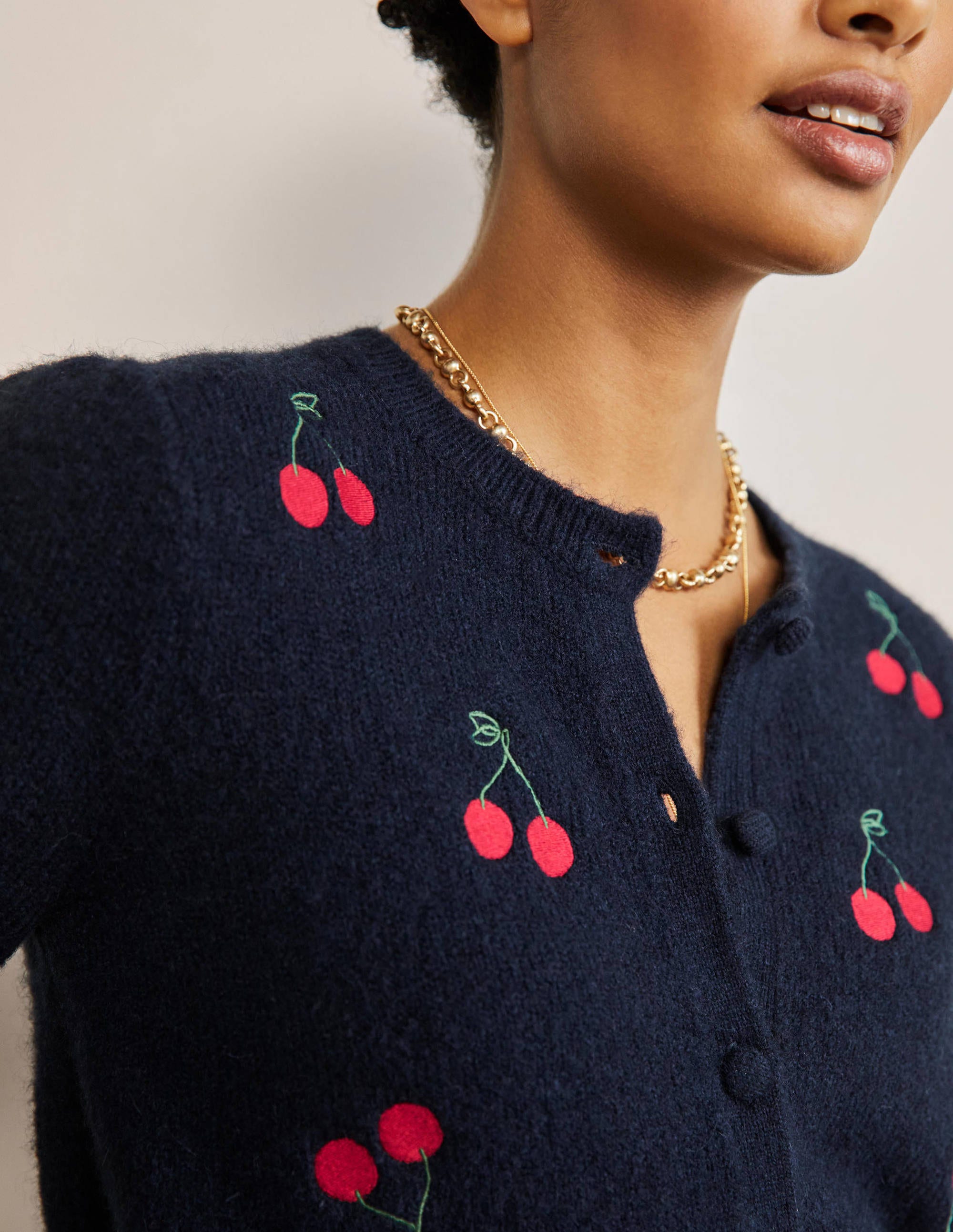 Flauschiger Cardigan mit Stickerei-Navy, Kirschen - Image 2