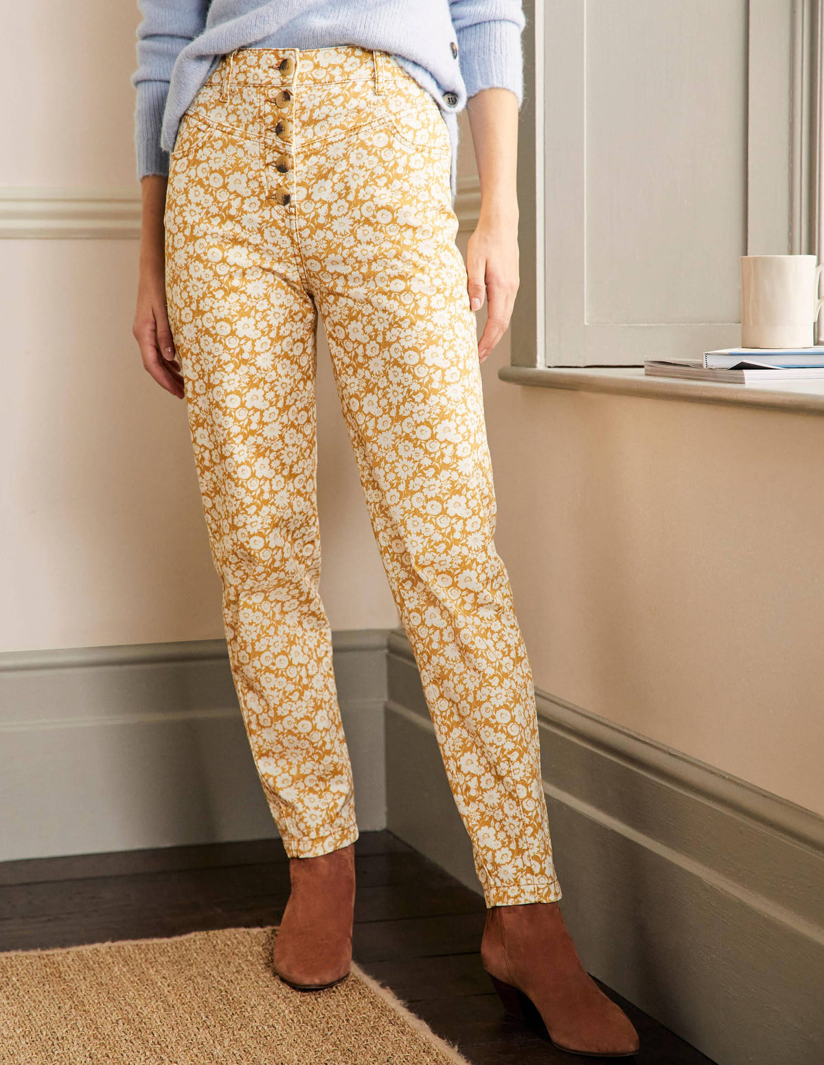 Schmal zulaufende Chinohose-Briochebraun, Elegante Blüten - Image 4
