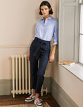 Eng anliegende Hose mit Taillengürtel-Marineblau