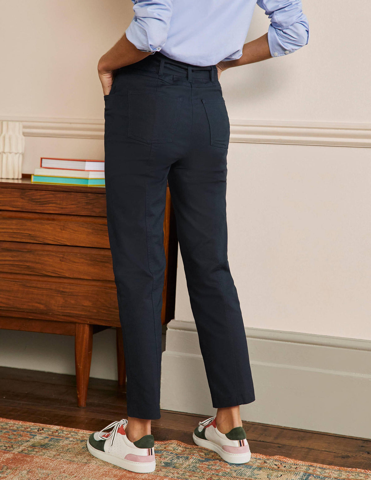 Eng anliegende Hose mit Taillengürtel-Marineblau-3
