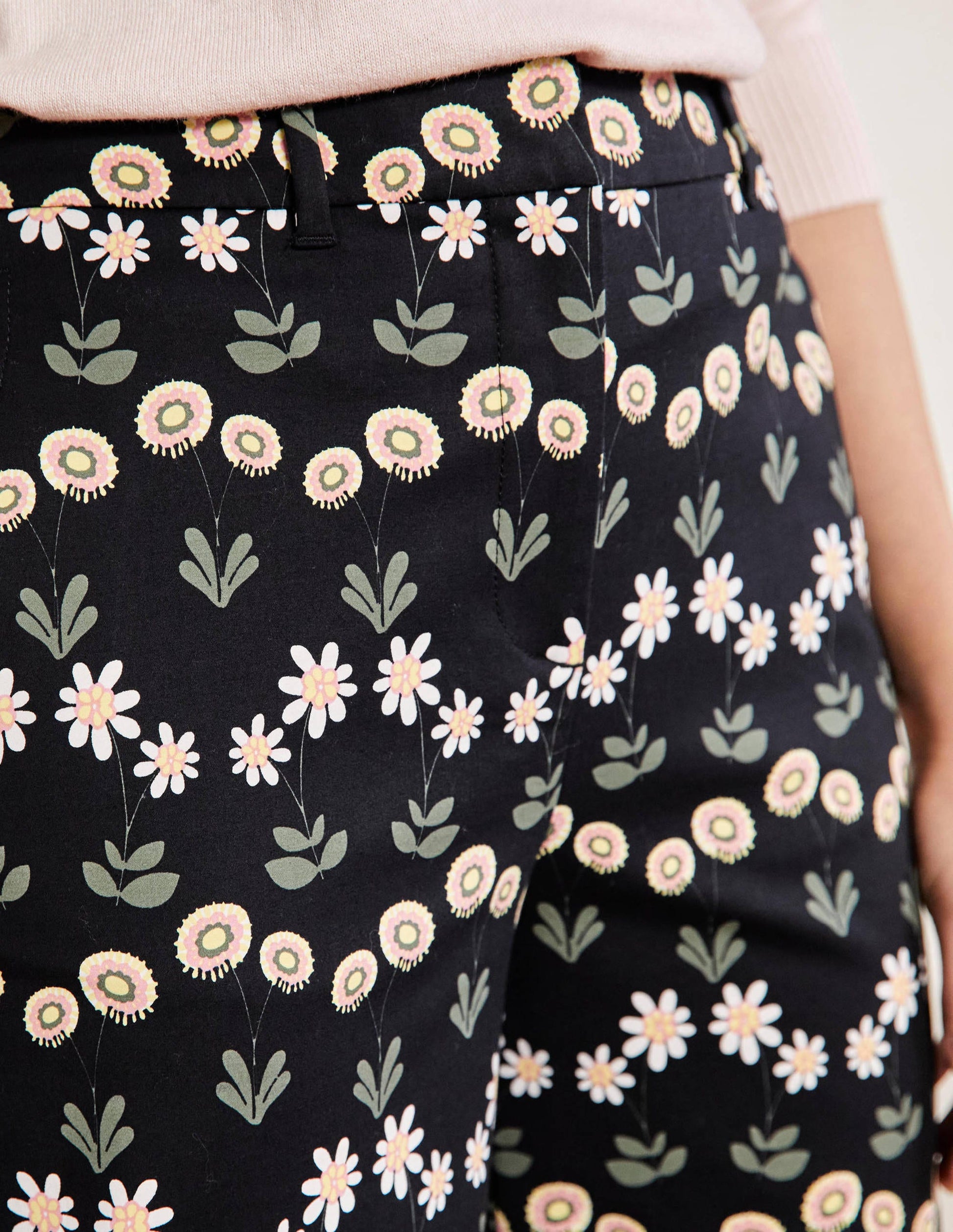 Pantalon Richmond taille haute-Noir, motif Delicate Daisy-5
