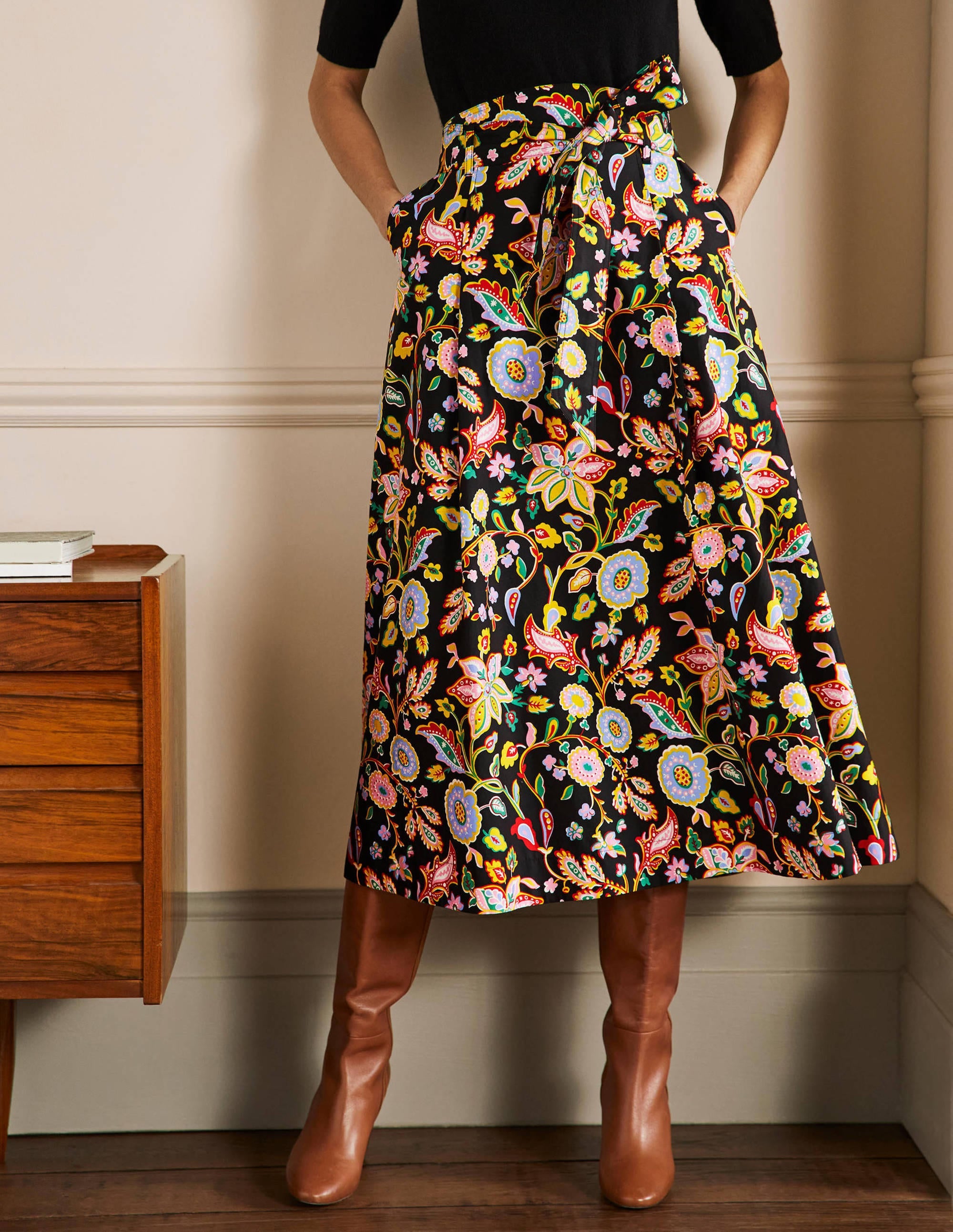 Tellerrock mit Taillenbund-Schwarz, Üppiges Paradiesmuster - Image 4