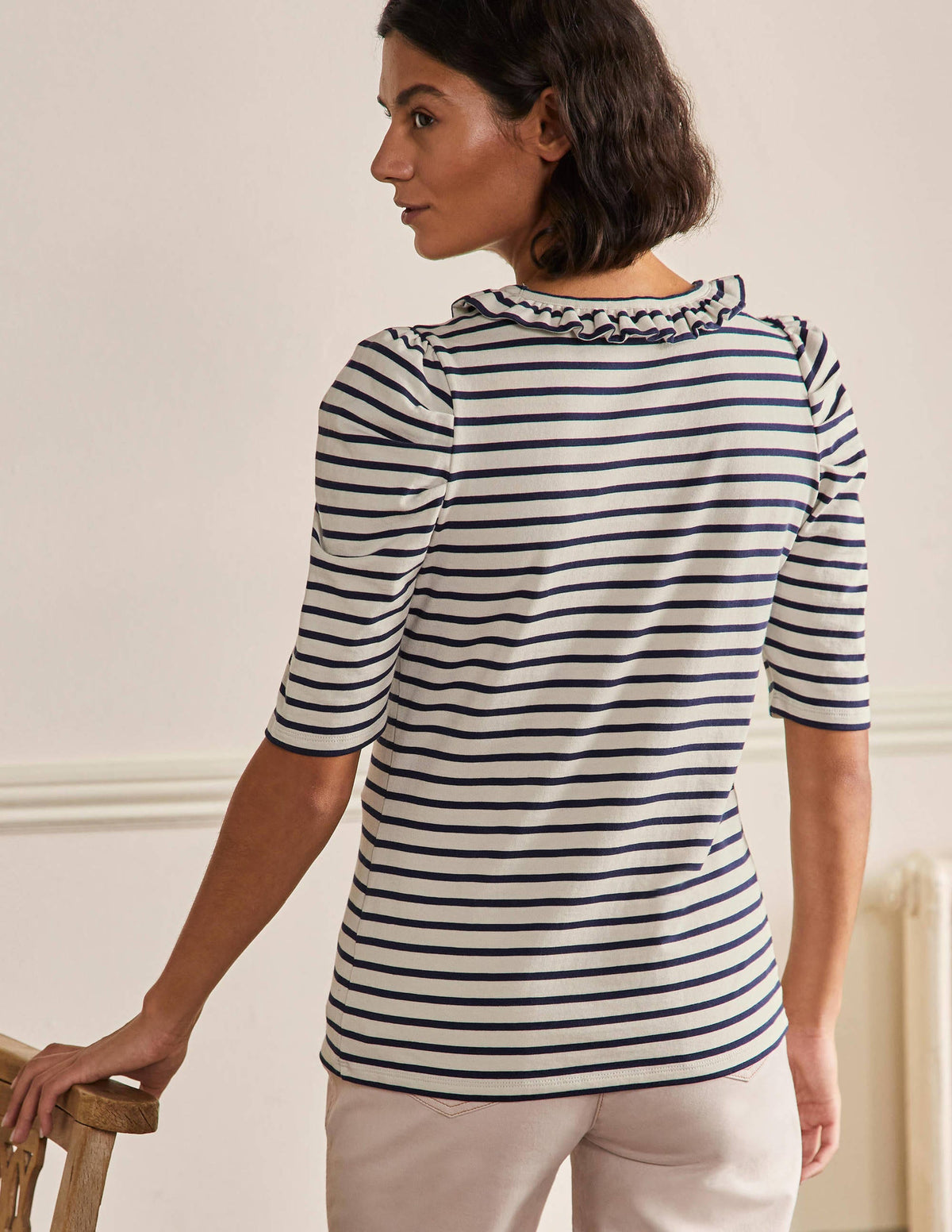 T-Shirt mit Puffärmeln und Rüschenausschnitt-Naturweiß/Navy, Gestreift - Image 3