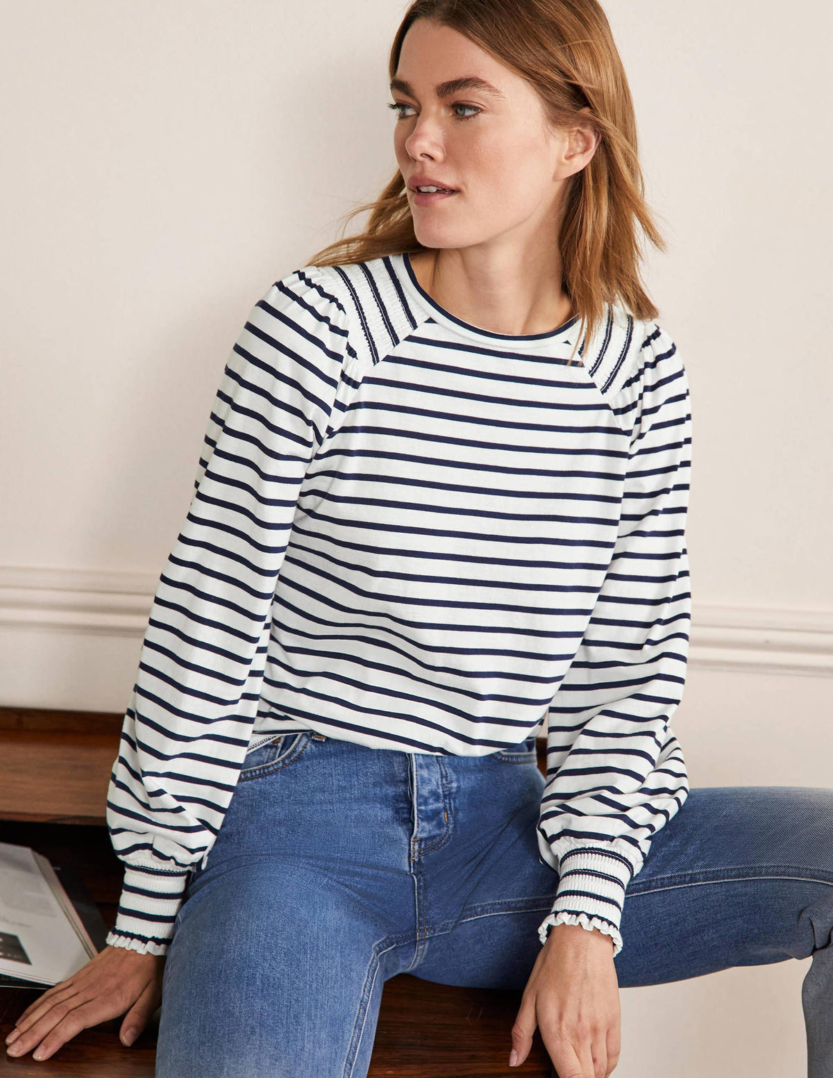 Gesmoktes Jerseyoberteil mit Blousonärmeln-Naturweiß/Navy, Gestreift - Image 1