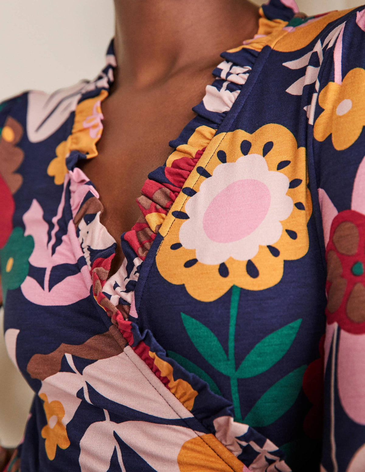 Top portefeuille à manches blousantes et volants-Bleu marine foncé, motif Flora Bloom - Image 2