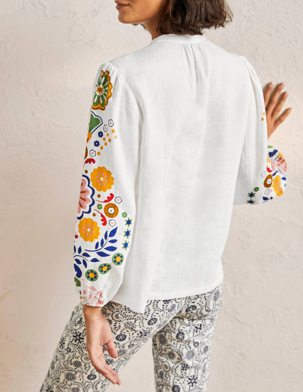 Blouse Becky manches longues en lin-Ivoire, motif Opulent Garden-3