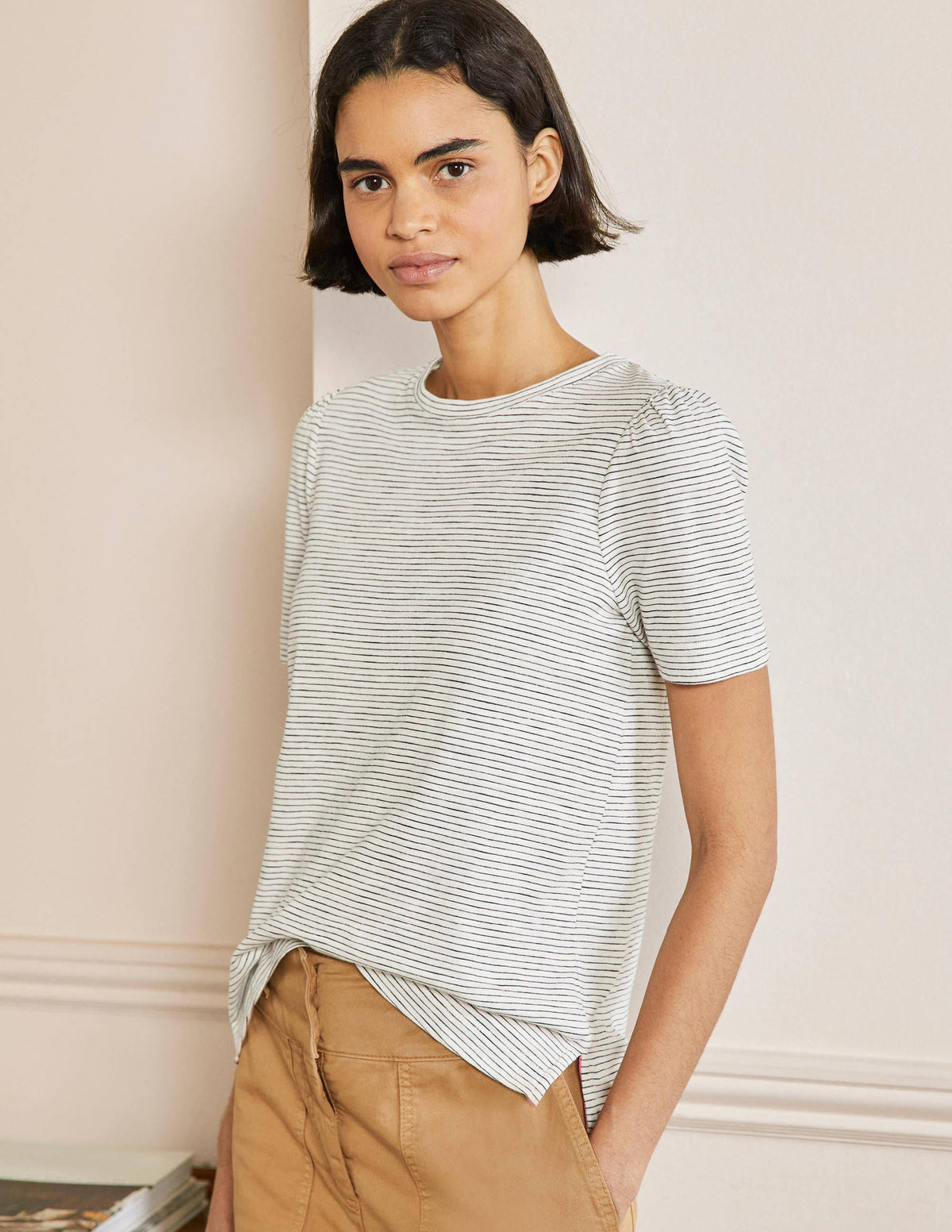 T-Shirt aus Baumwolle mit Puffärmeln-Naturweiß/Navy, Gestreift - Image 1