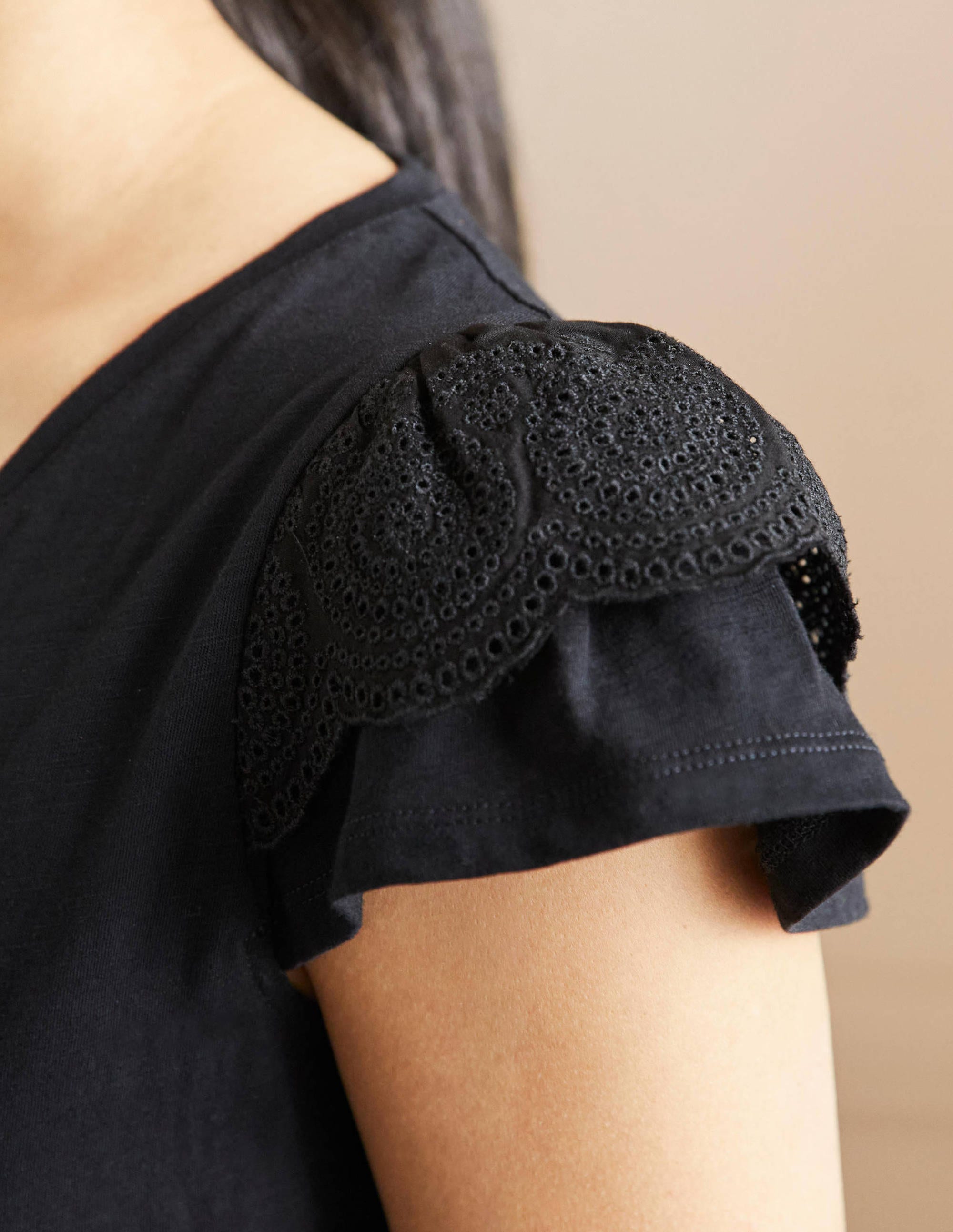 T-shirt en coton à broderie anglaise et col en V-Noir - Image 2