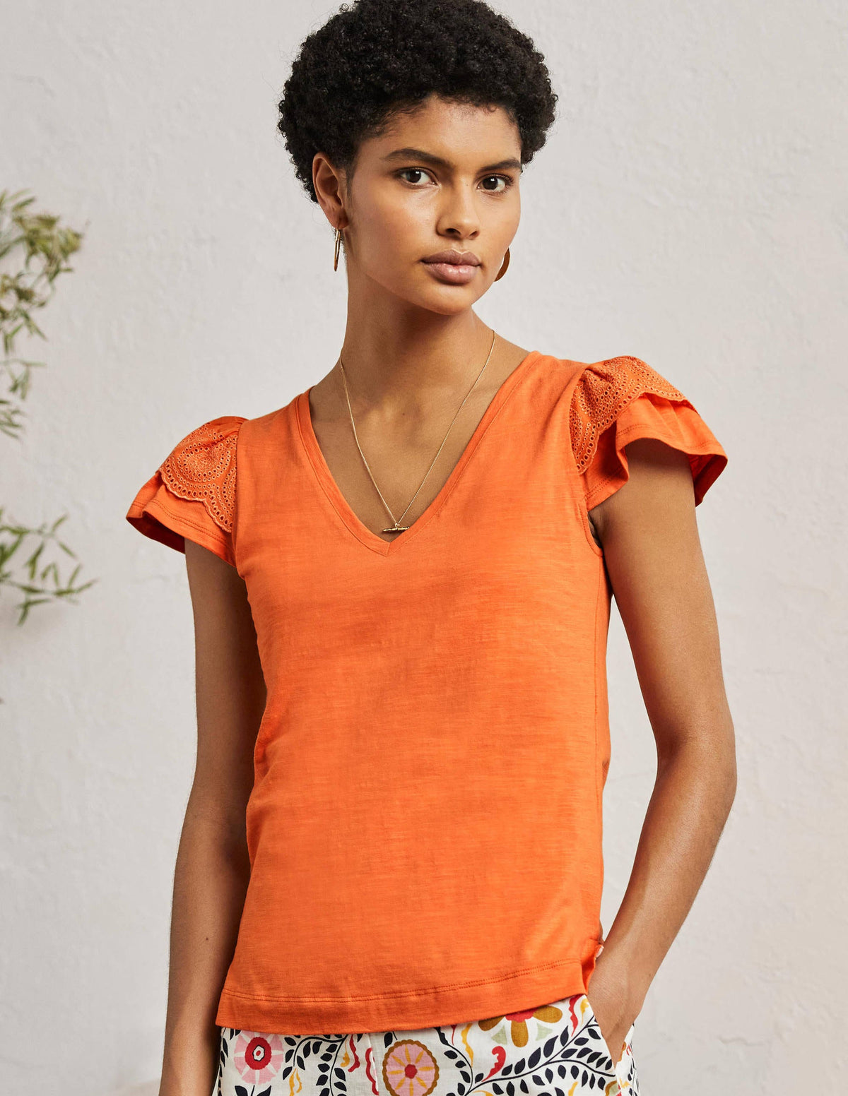Baumwoll-T-Shirt mit V-Ausschnitt und Lockstickerei-Gedecktes Orange - Image 1