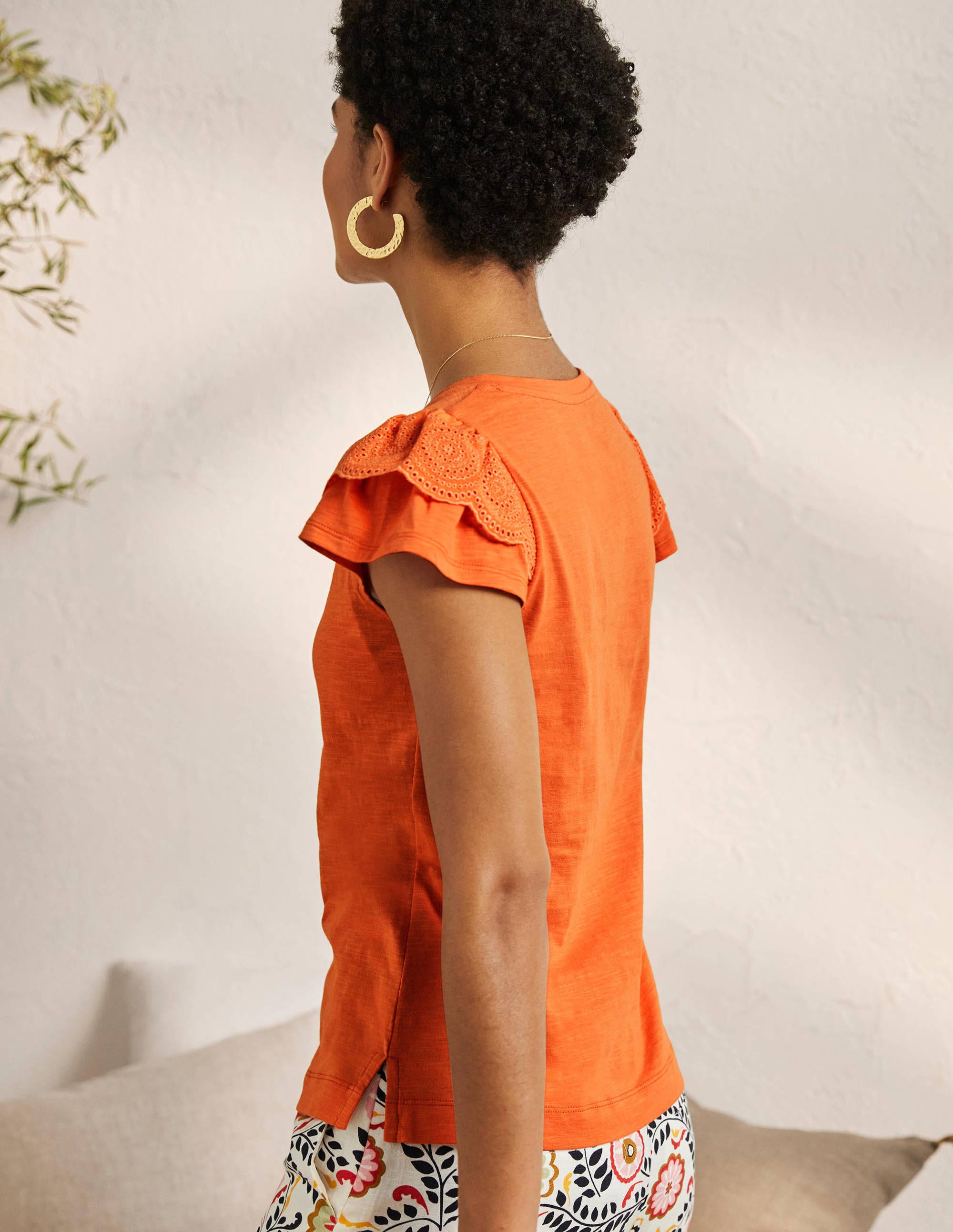 Baumwoll-T-Shirt mit V-Ausschnitt und Lockstickerei-Gedecktes Orange - Image 3