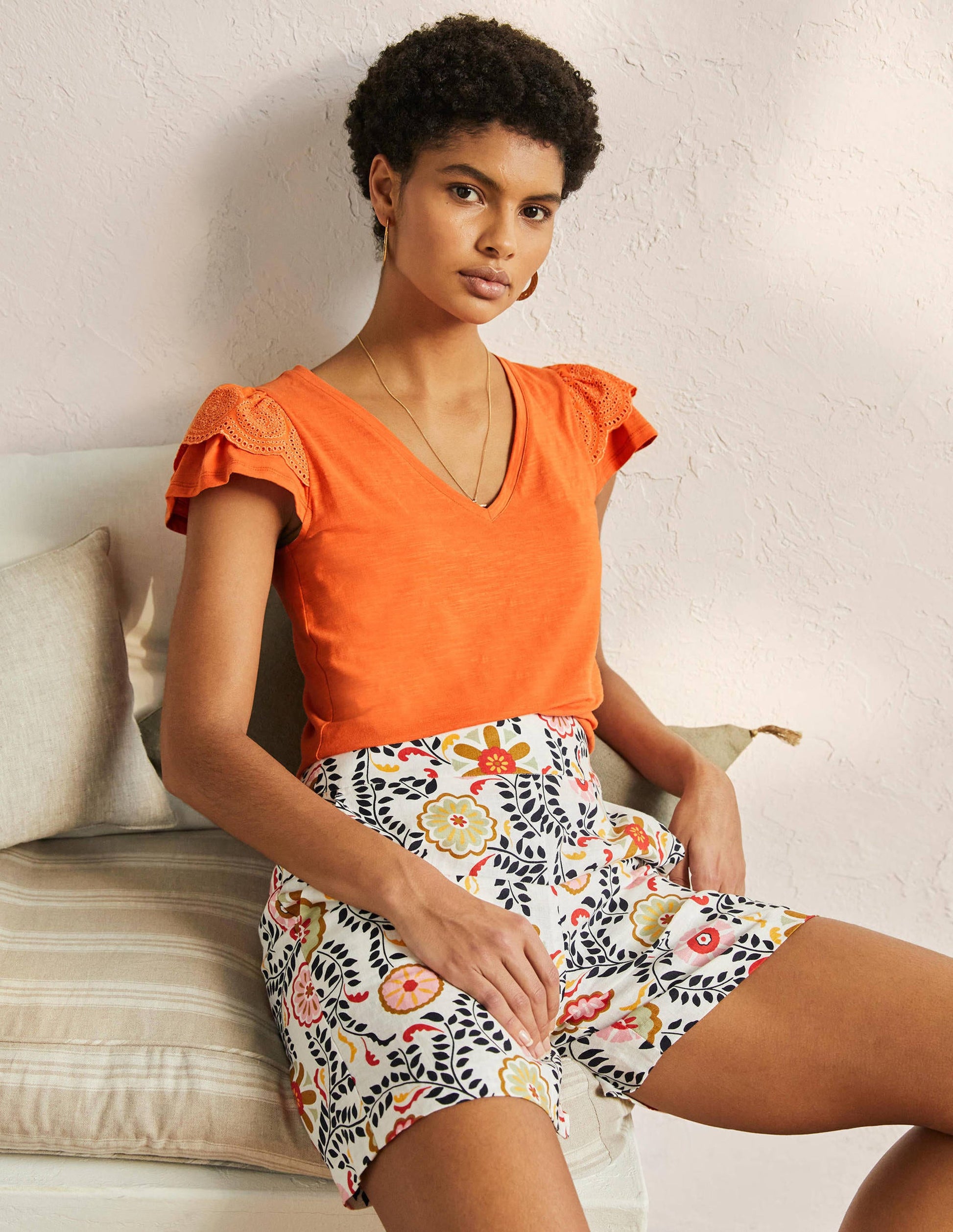 Baumwoll-T-Shirt mit V-Ausschnitt und Lockstickerei-Gedecktes Orange-4