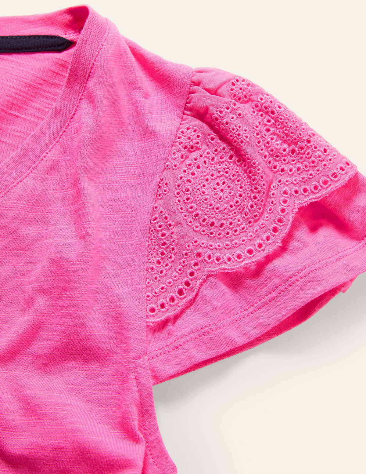 Baumwoll-T-Shirt mit V-Ausschnitt und Lockstickerei-Festivalrosa - Image 6