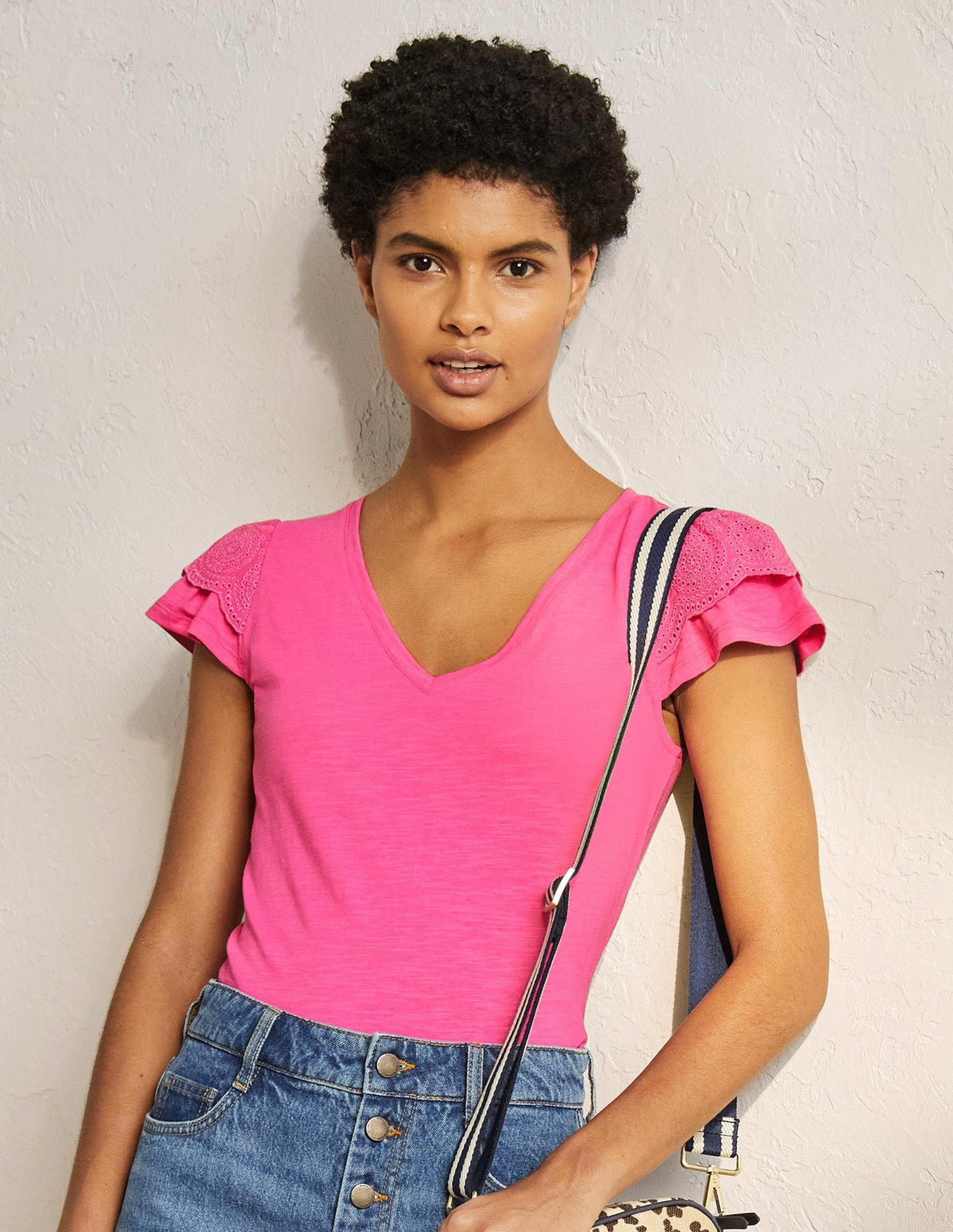 Baumwoll-T-Shirt mit V-Ausschnitt und Lockstickerei-Festivalrosa - Image 1