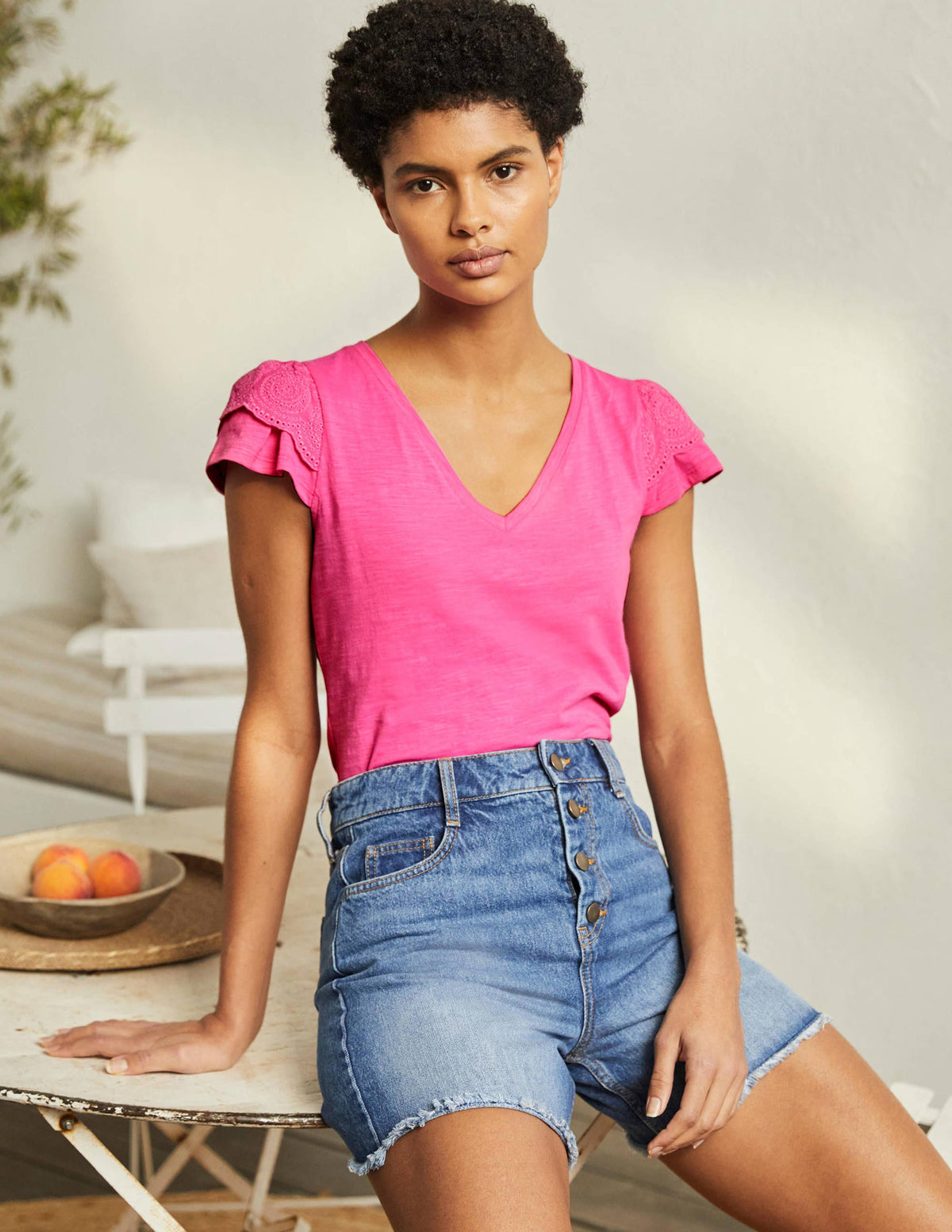 Baumwoll-T-Shirt mit V-Ausschnitt und Lockstickerei-Festivalrosa - Image 4