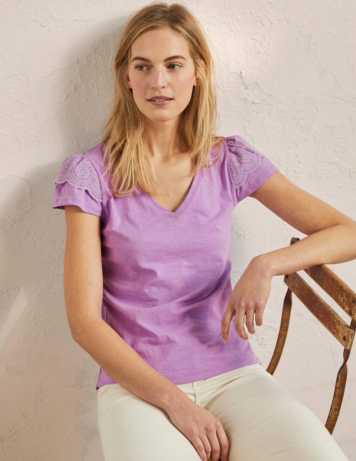 Baumwoll-T-Shirt mit V-Ausschnitt und Lockstickerei-Afrikanisches Violett - Image 1