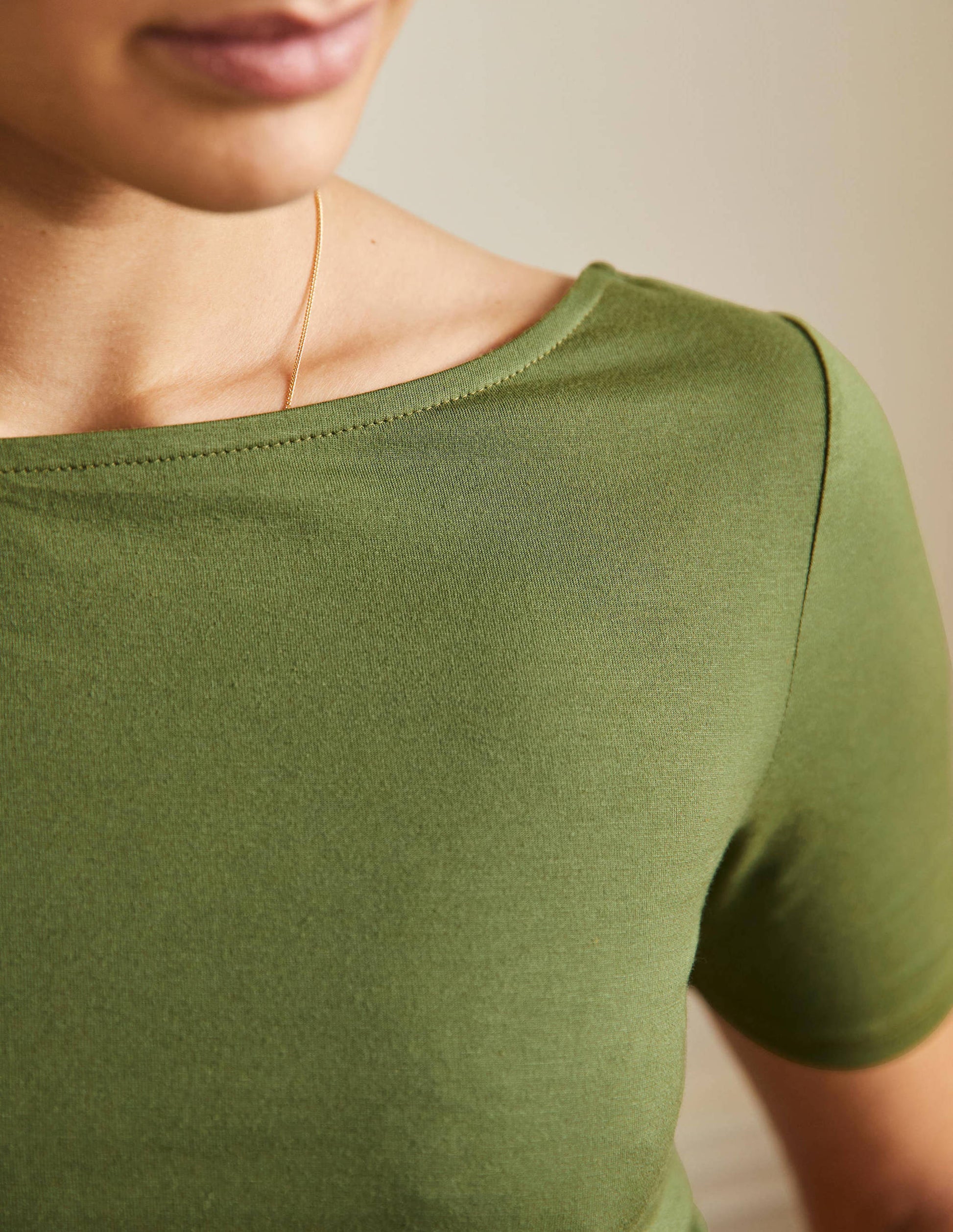 Superweiches T-Shirt mit rundem Rückenausschnitt-Erbsengrün-2