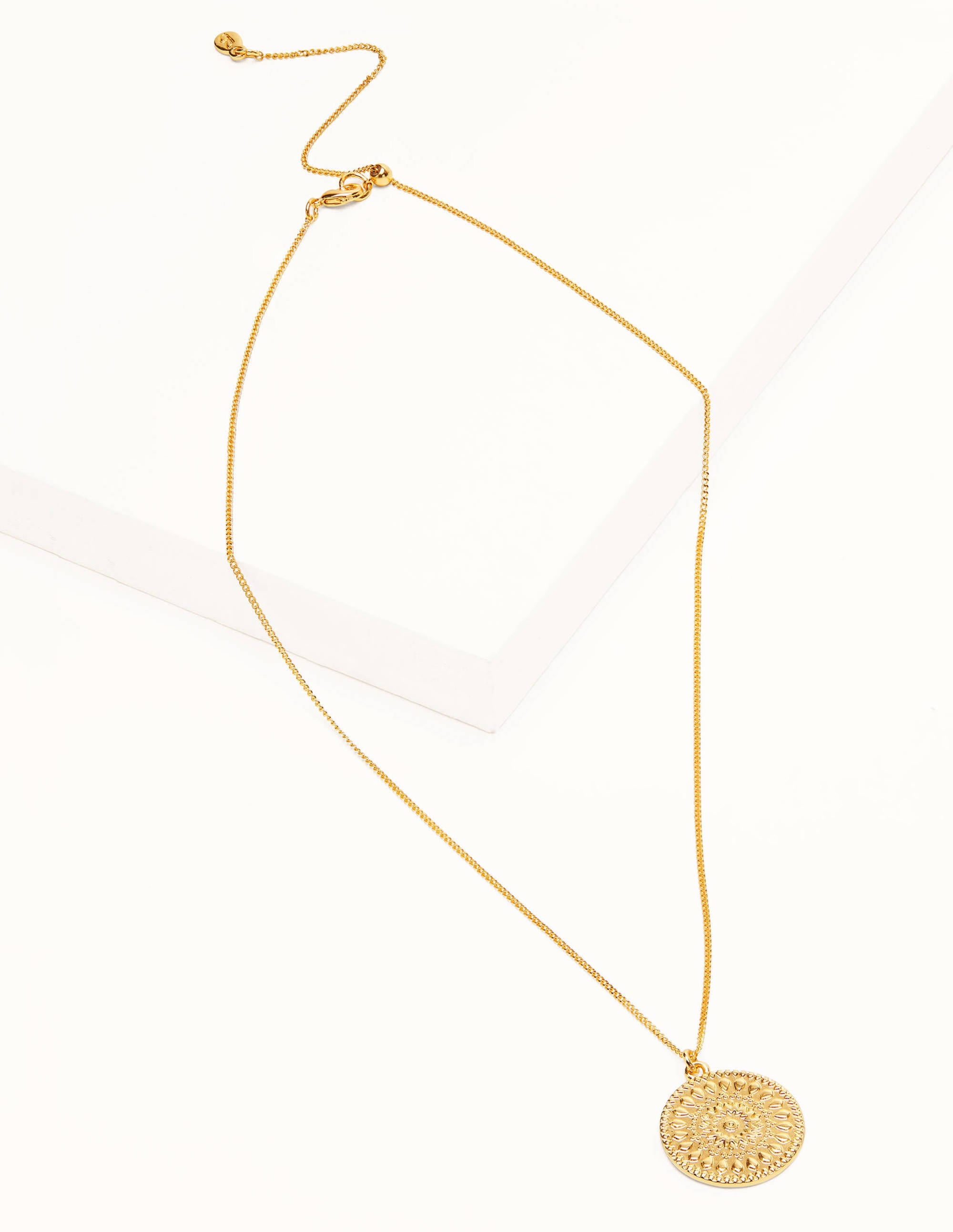 Halskette mit gemustertem Scheibenanhänger-Gold-Metallic - Image 1