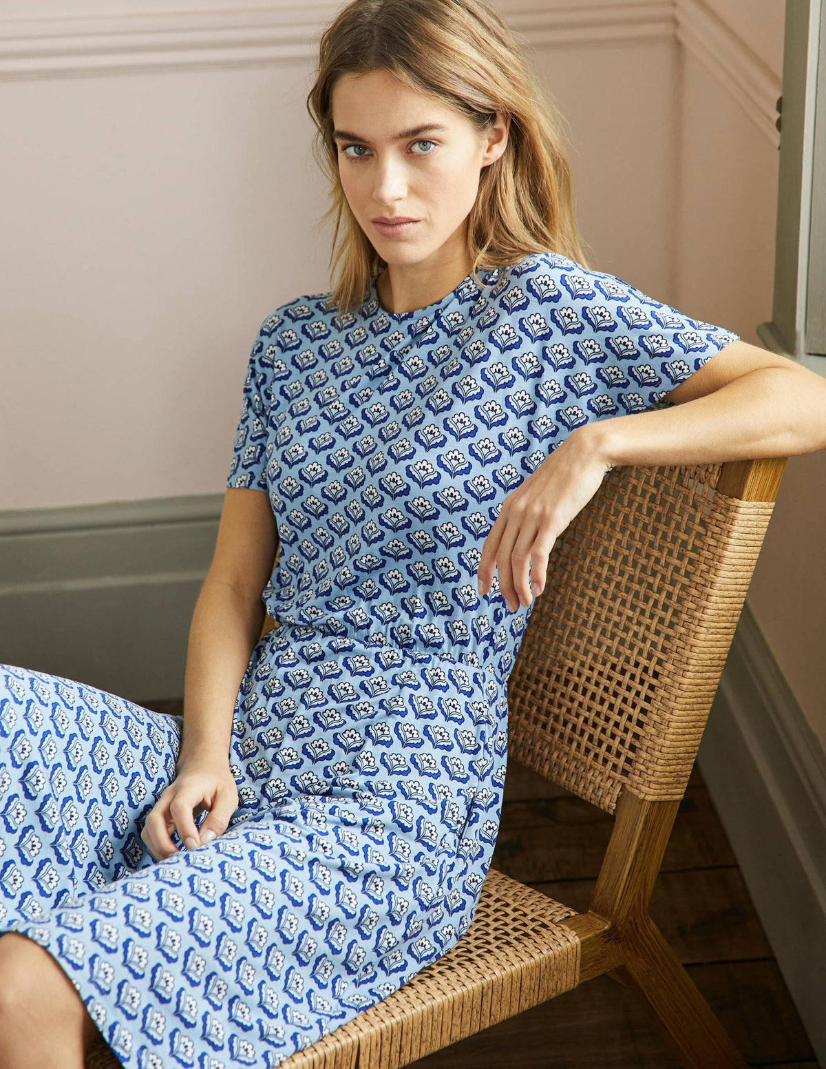 Jerseykleid mit Flatterärmeln-Graublau, Orientalische Knospen - Image 1