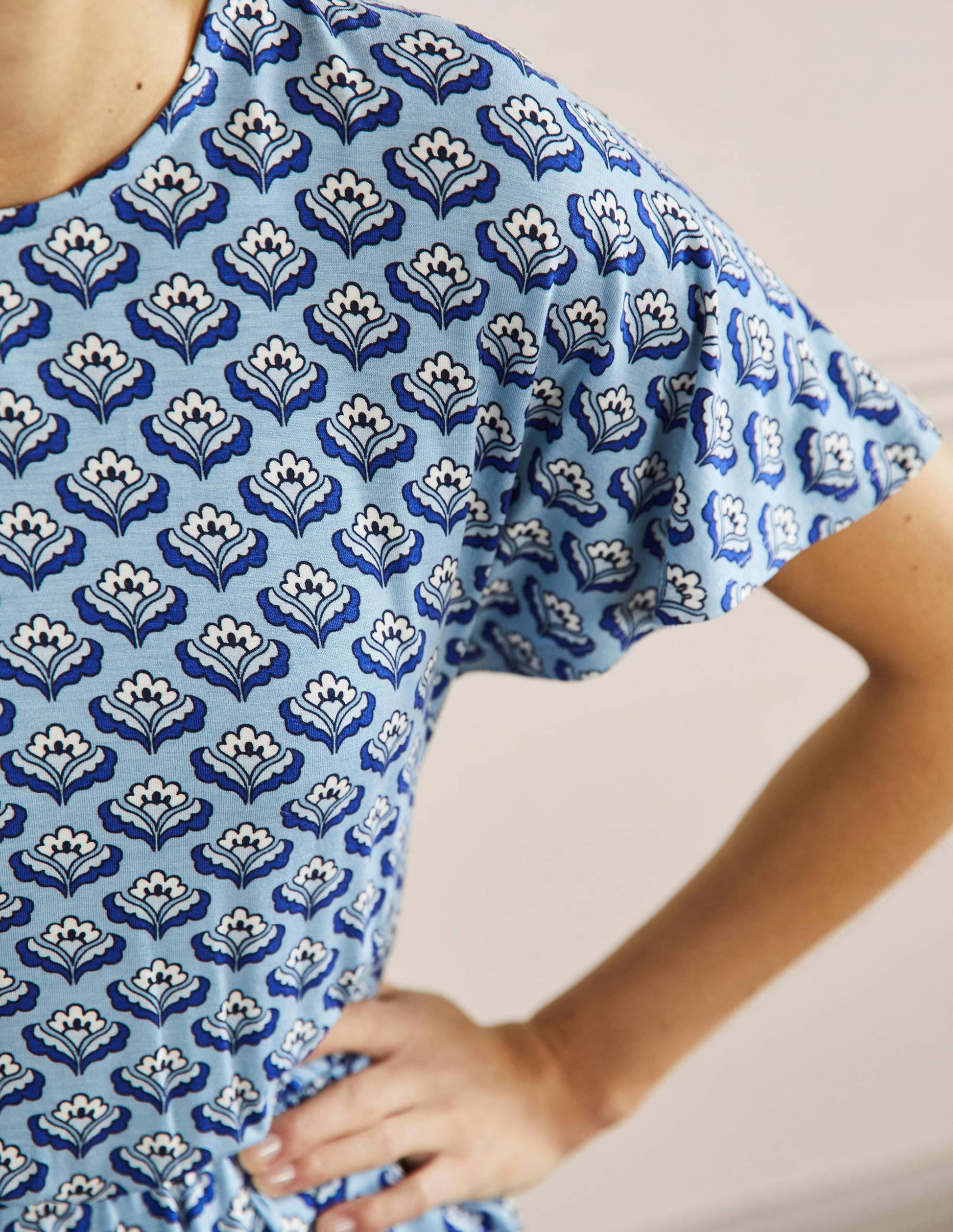 Jerseykleid mit Flatterärmeln-Graublau, Orientalische Knospen-2