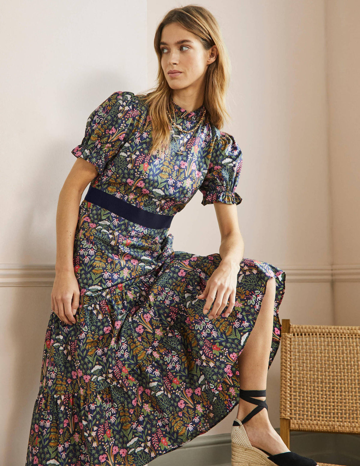 Robe midi volantée à col froufroutant-Bleu marine foncé, motif Wildflower Bloom-1