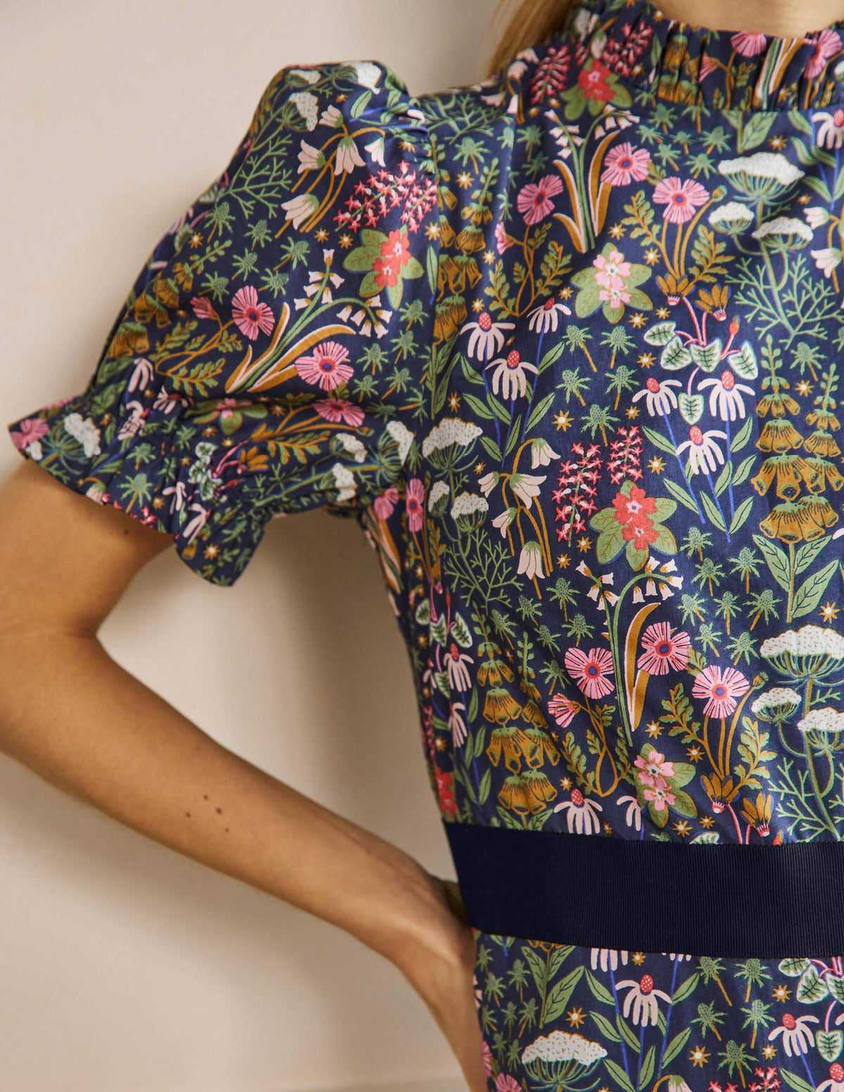 Robe midi volantée à col froufroutant-Bleu marine foncé, motif Wildflower Bloom - Image 2