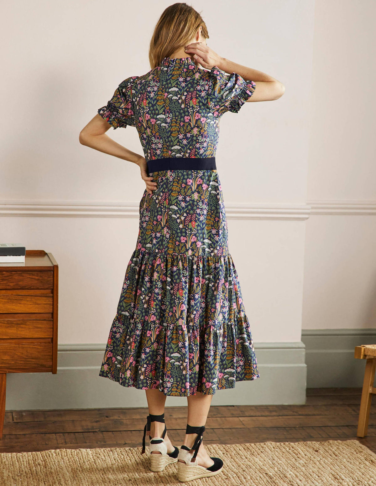 Robe midi volantée à col froufroutant-Bleu marine foncé, motif Wildflower Bloom-3
