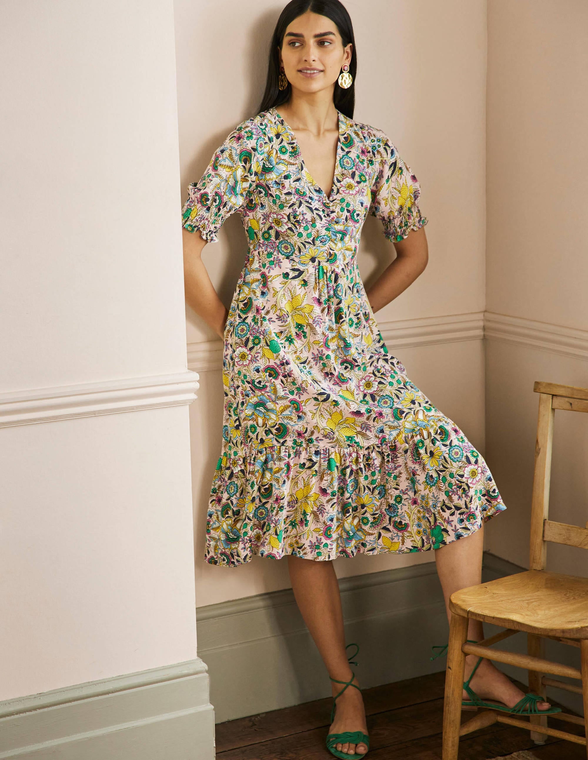 Midikleid mit V-Ausschnitt-Milchshake, Tropische Wiese - Image 1