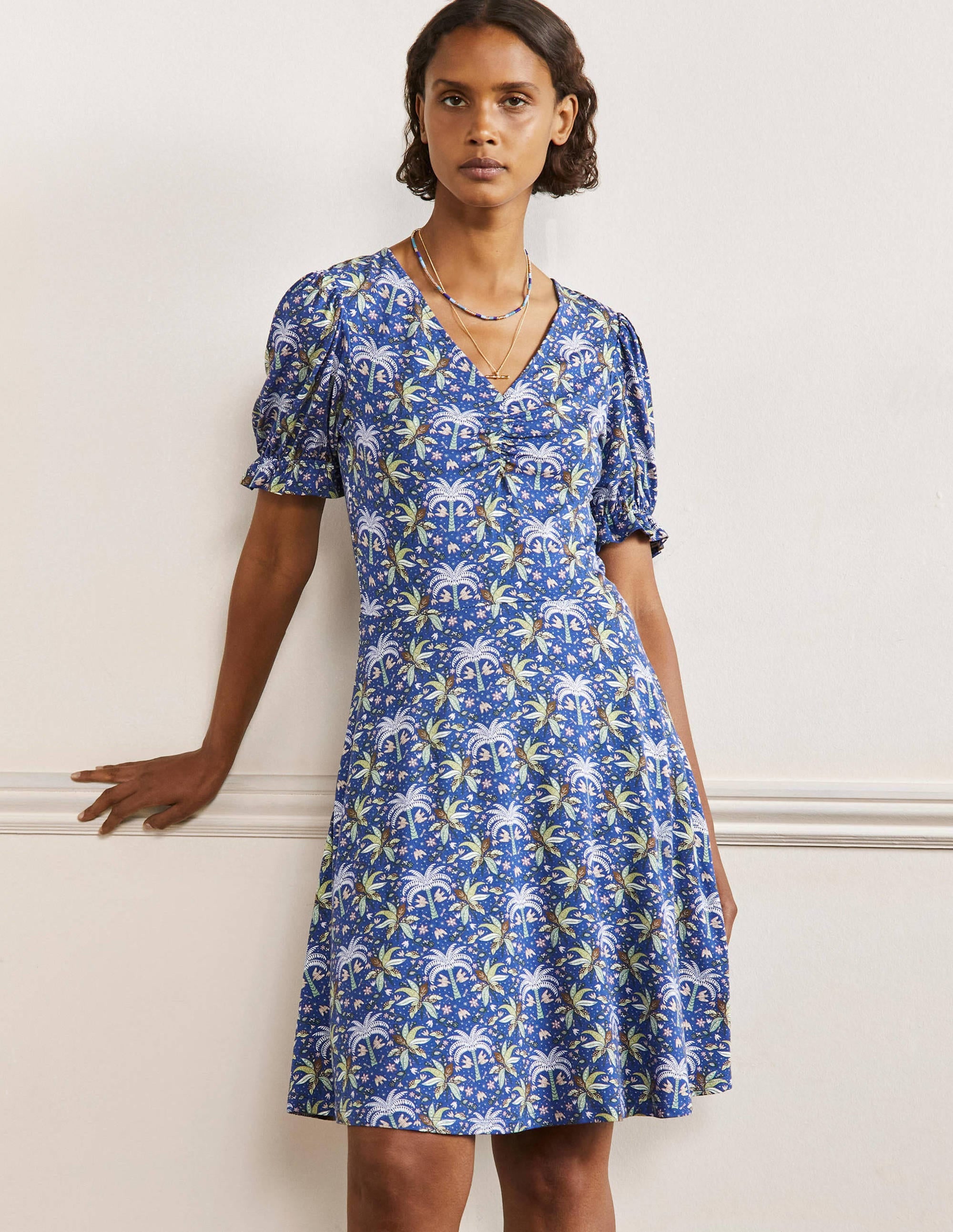 Jerseykleid mit V-Ausschnitt-Meeresblau, Orientalisches Palmenmuster - Image 1