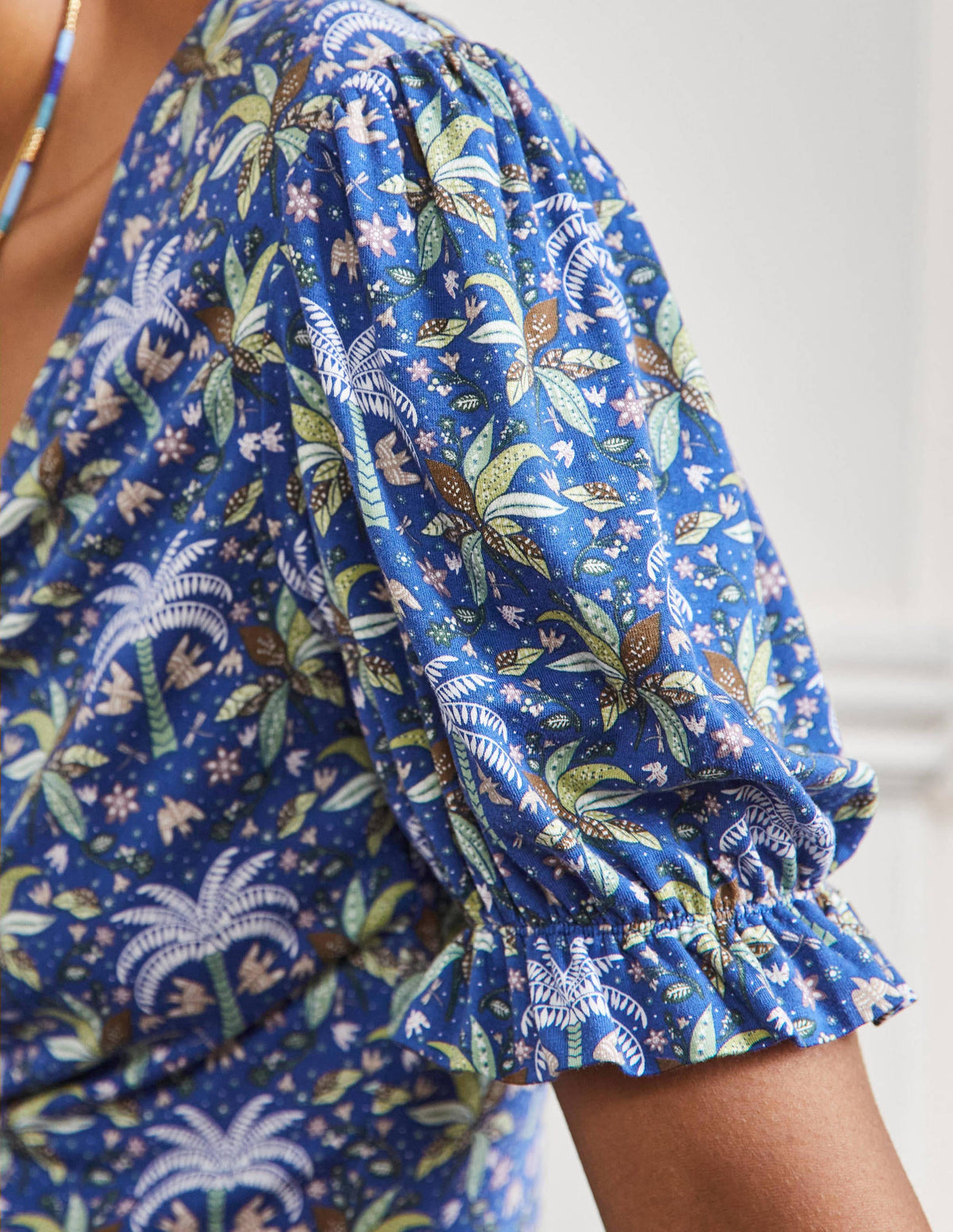 Jerseykleid mit V-Ausschnitt-Meeresblau, Orientalisches Palmenmuster - Image 2