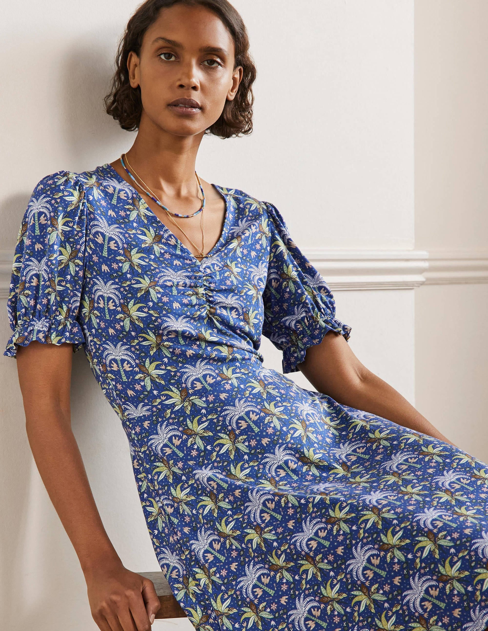 Jerseykleid mit V-Ausschnitt-Meeresblau, Orientalisches Palmenmuster - Image 4