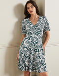 Jerseykleid mit V-Ausschnitt-Mitternachtsgrün, Tropische Blätter