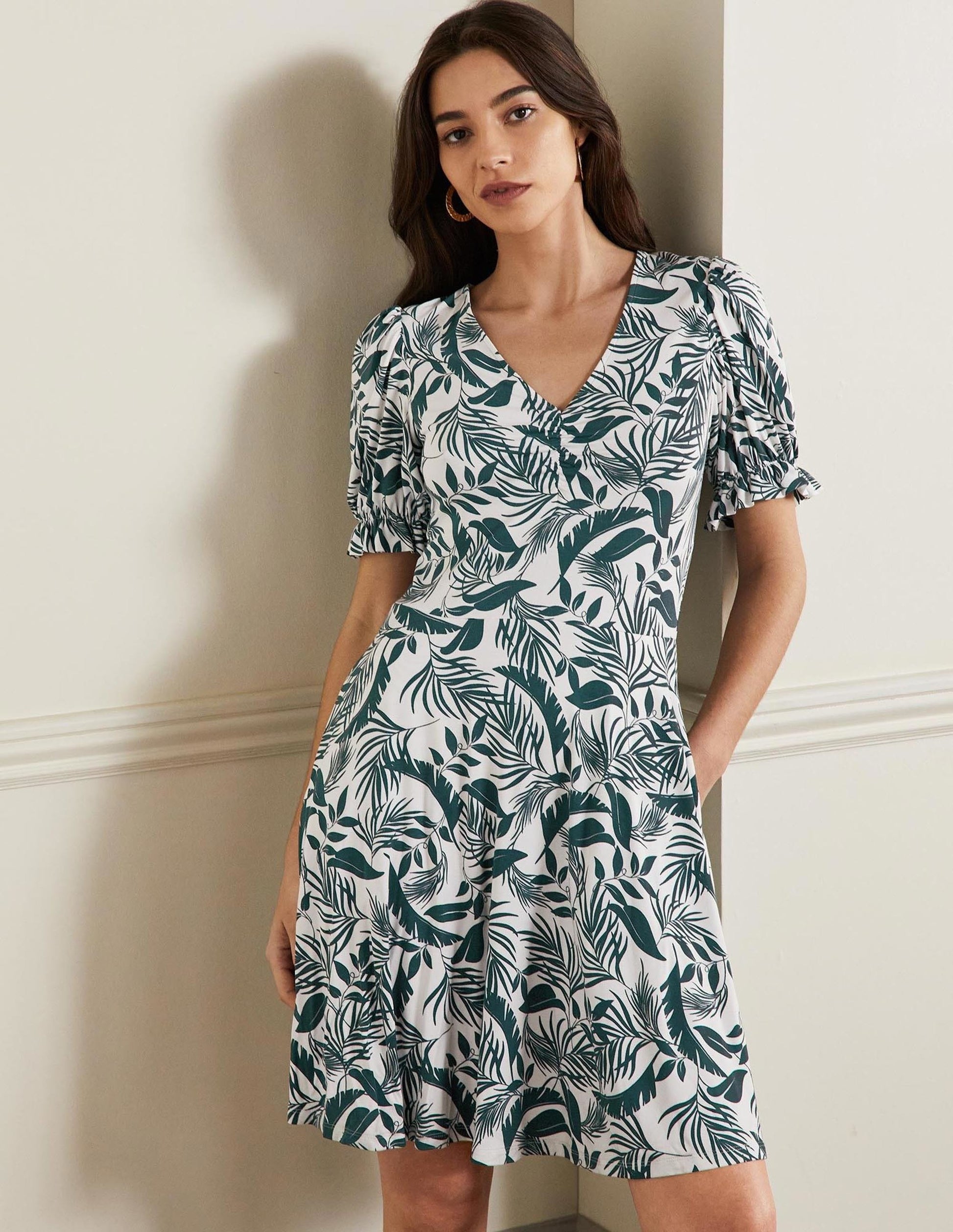 Jerseykleid mit V-Ausschnitt-Mitternachtsgrün, Tropische Blätter-1