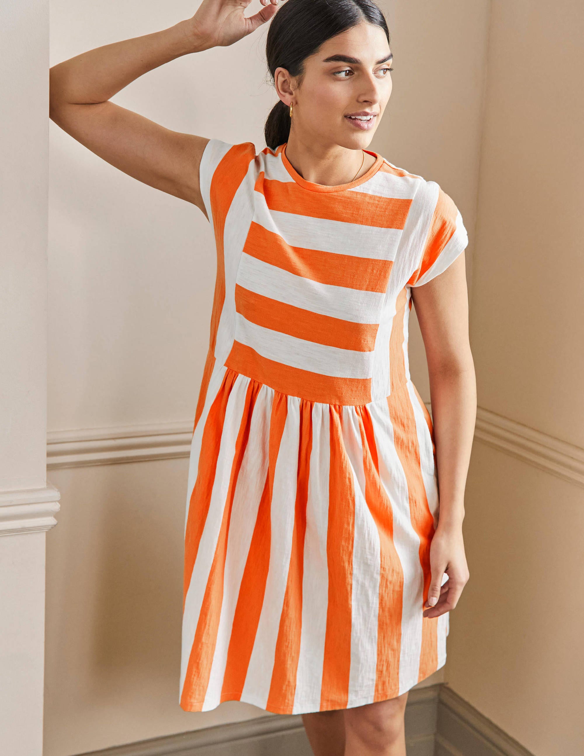 T-Shirt-Kleid aus Jersey-Gedecktes Orange/Naturweiß, Gestreift - Image 1