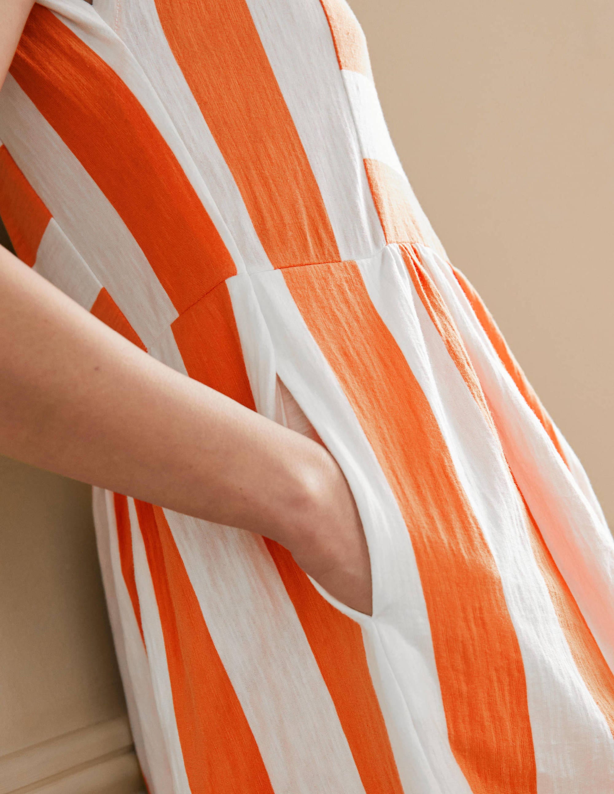 T-Shirt-Kleid aus Jersey-Gedecktes Orange/Naturweiß, Gestreift - Image 2