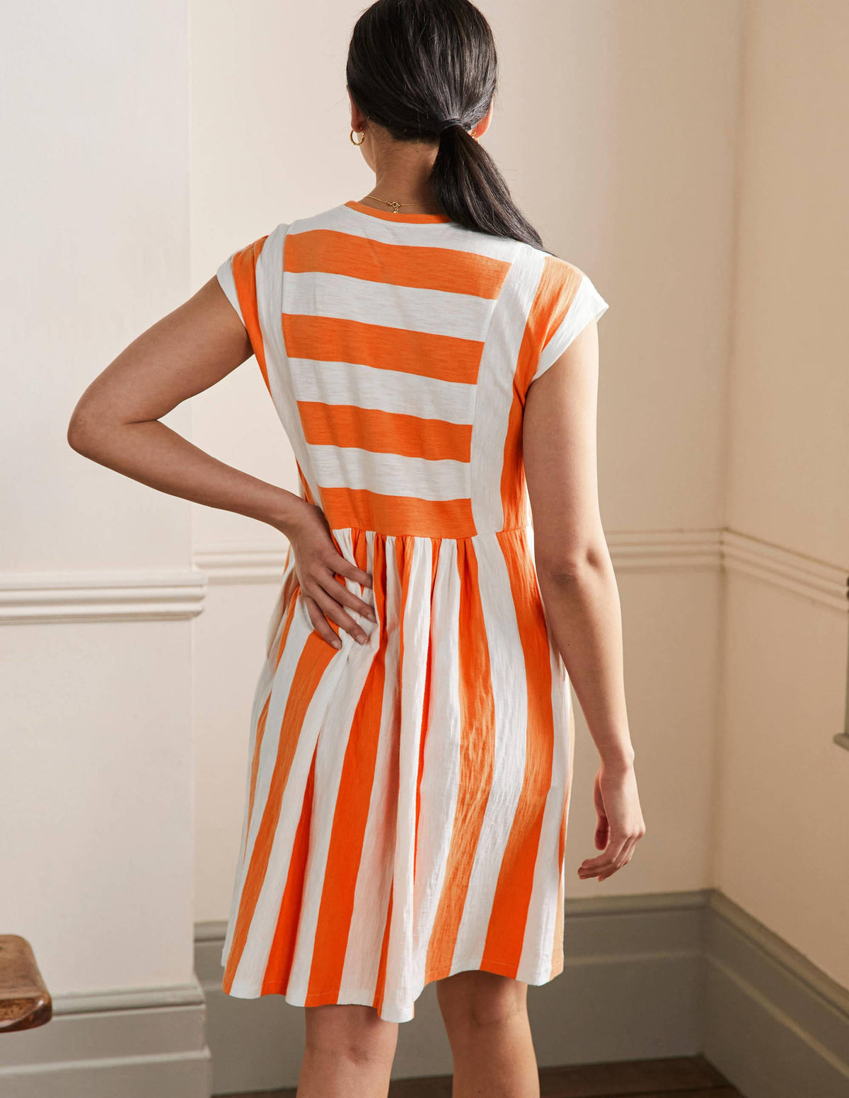 T-Shirt-Kleid aus Jersey-Gedecktes Orange/Naturweiß, Gestreift - Image 3