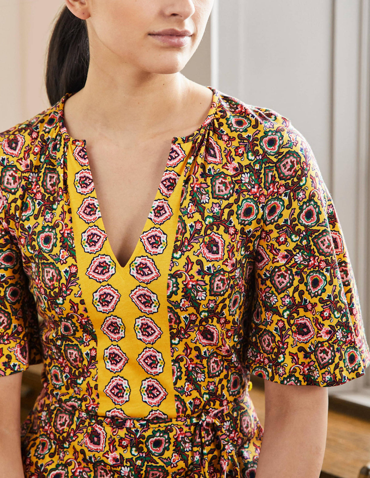 Jersey-Maxikleid mit gekerbtem Ausschnitt-Honiggelb, Dekorative Blüten-2
