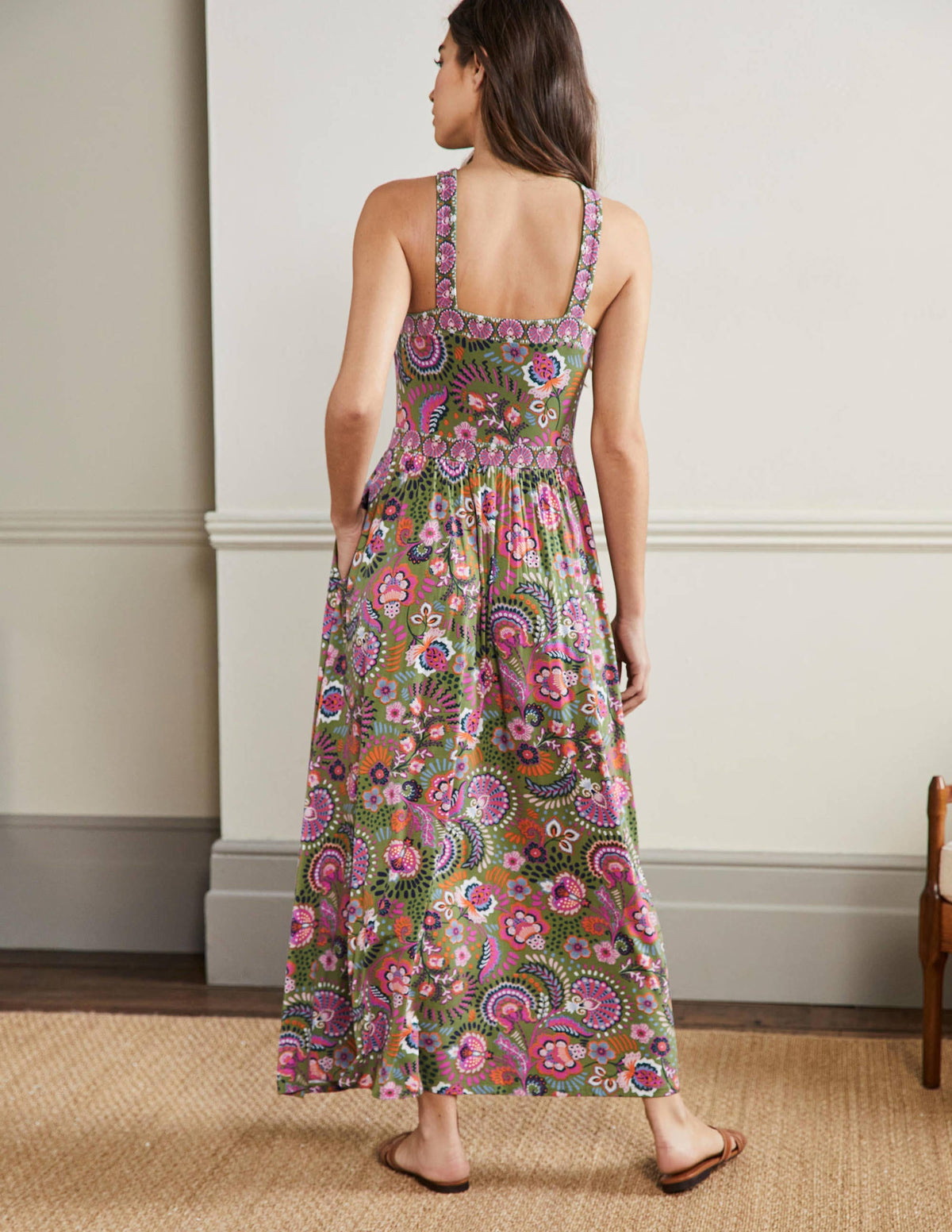 Neckholder-Maxikleid aus Jersey-Erbsengrün, Dekoratives Wiesenmuster - Image 3