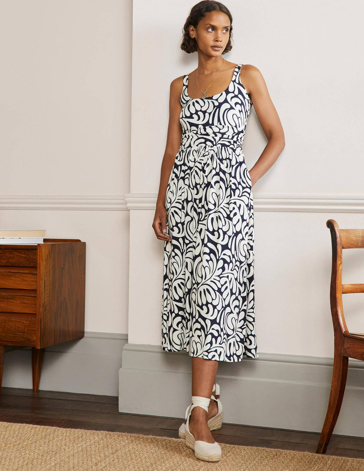 Jersey-Midikleid mit Rundhalsausschnitt-Navy, Palmen-Wirbelmuster - Image 1