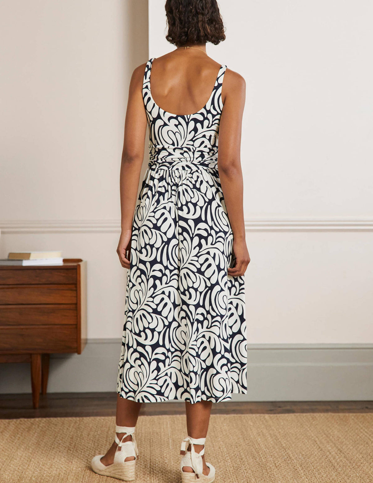 Jersey-Midikleid mit Rundhalsausschnitt-Navy, Palmen-Wirbelmuster - Image 3