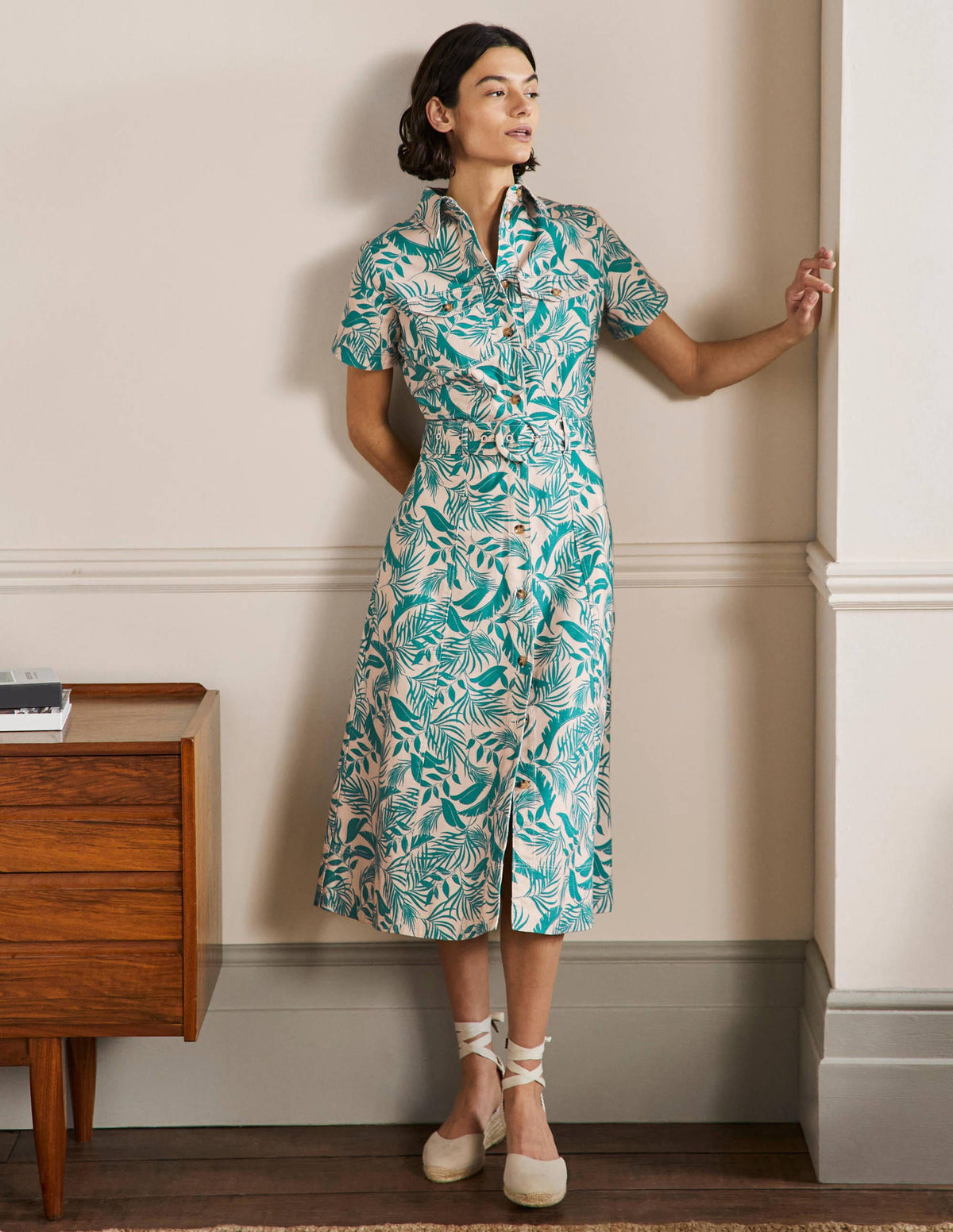 Midi-Hemdblusenkleid mit Gürtel-Milchshake, Tropische Blätter-1