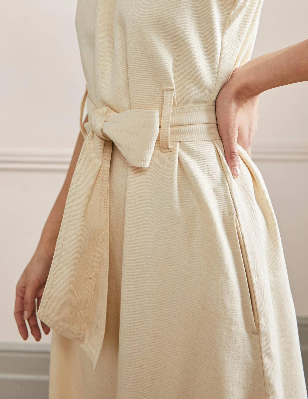 Ärmelloses Midikleid mit Gürtel-Ecru - Image 5