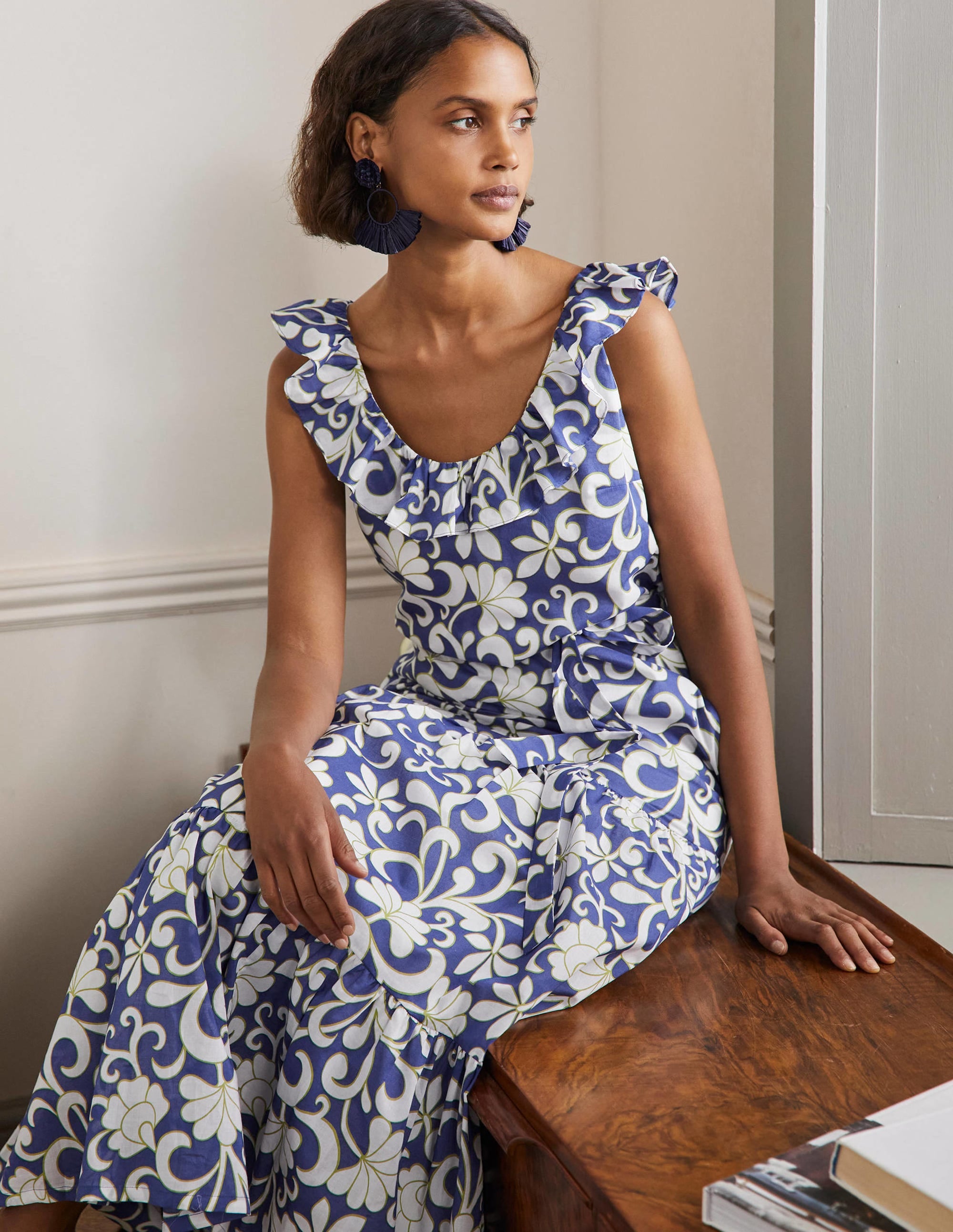 Maxikleid mit Rüschen am Rundhalsausschnitt-Meeresblau, Abstraktes Blütenmuster - Image 4