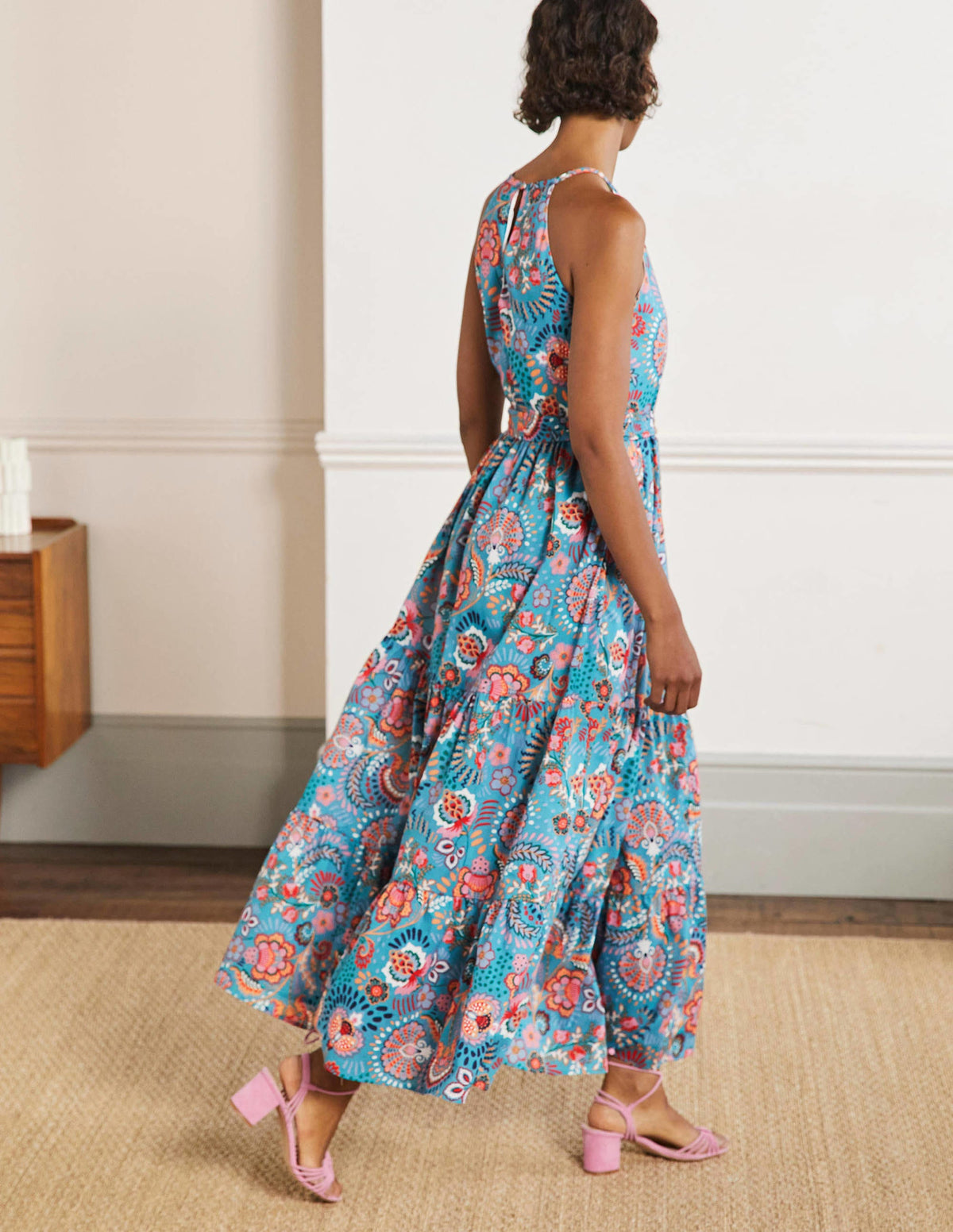Robe longue dos-nu à volants-Pied d'alouette, motif Decorative Meadow - Image 3