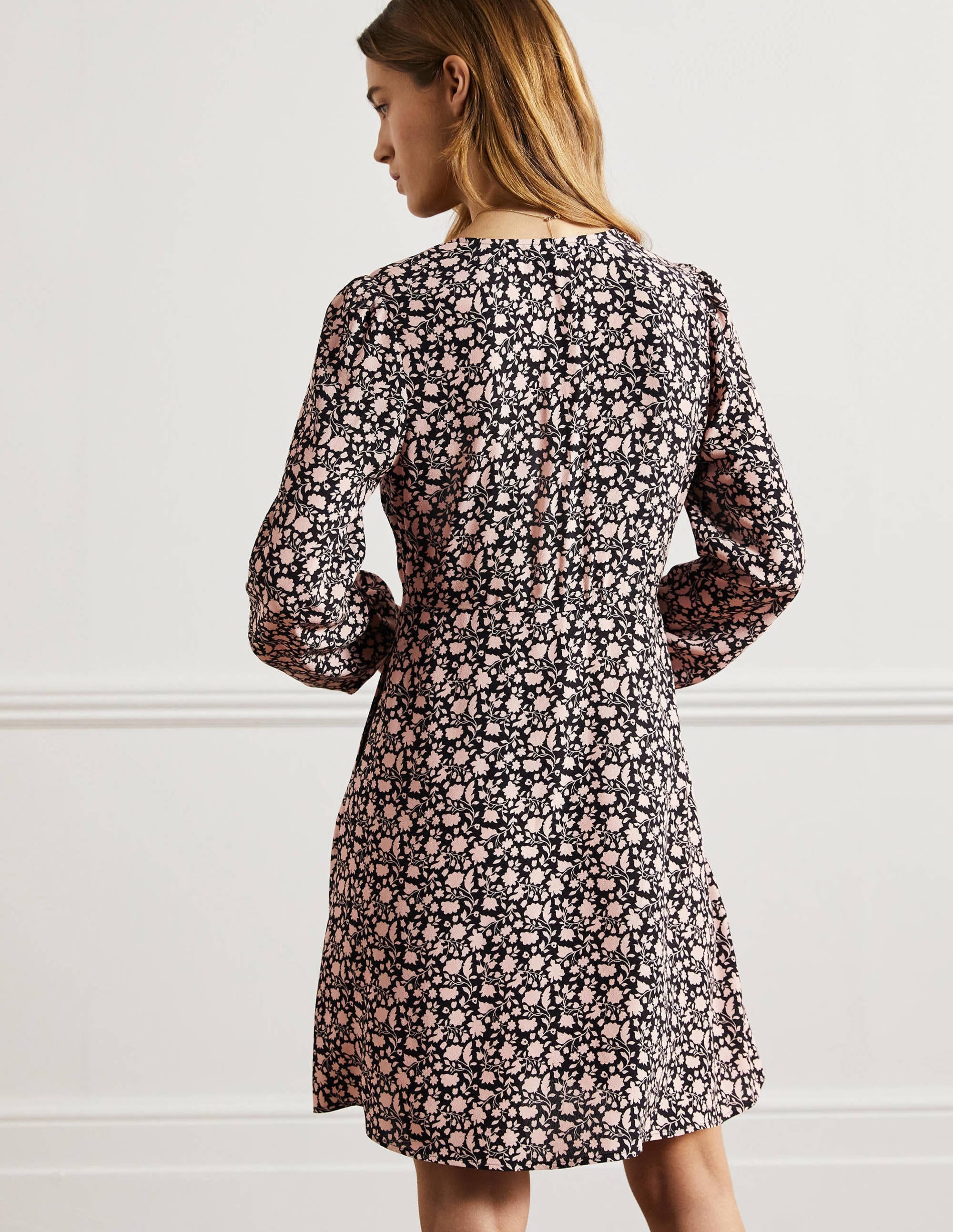 Kleid mit V-Ausschnitt-Schwarz, Botanische Silhouette - Image 3