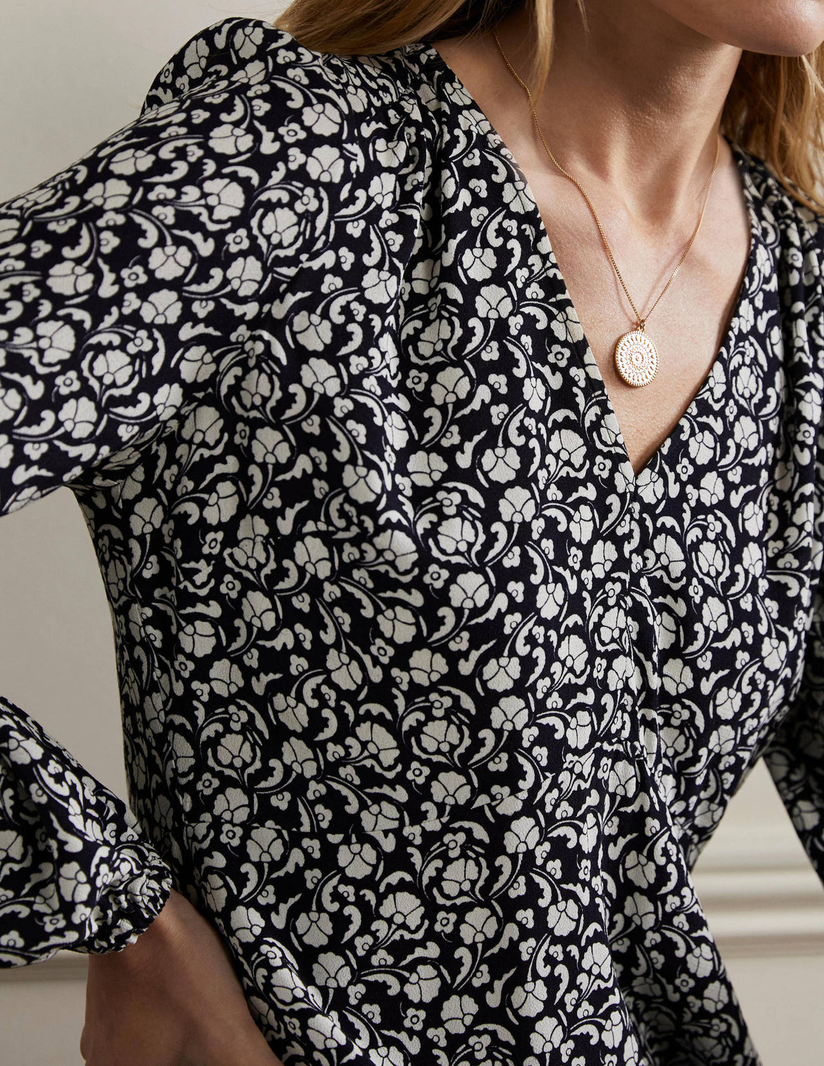 Kleid mit V-Ausschnitt-Navy, Zarte Knospen-2